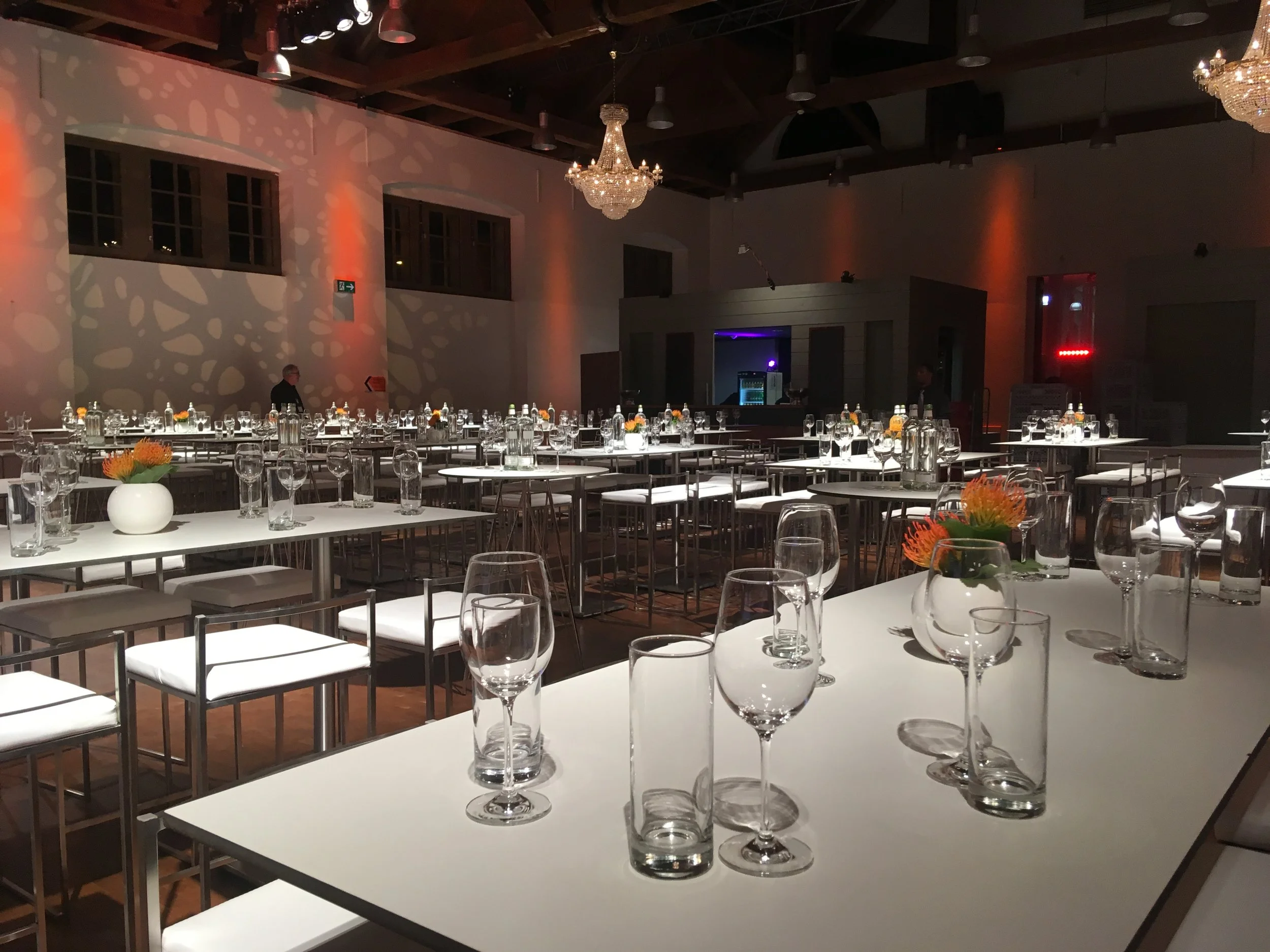 Sponsorenempfang 2024 in der Schinkelhalle Potsdam mit festlich eingedeckten Tischen und Lichtinszenierung.