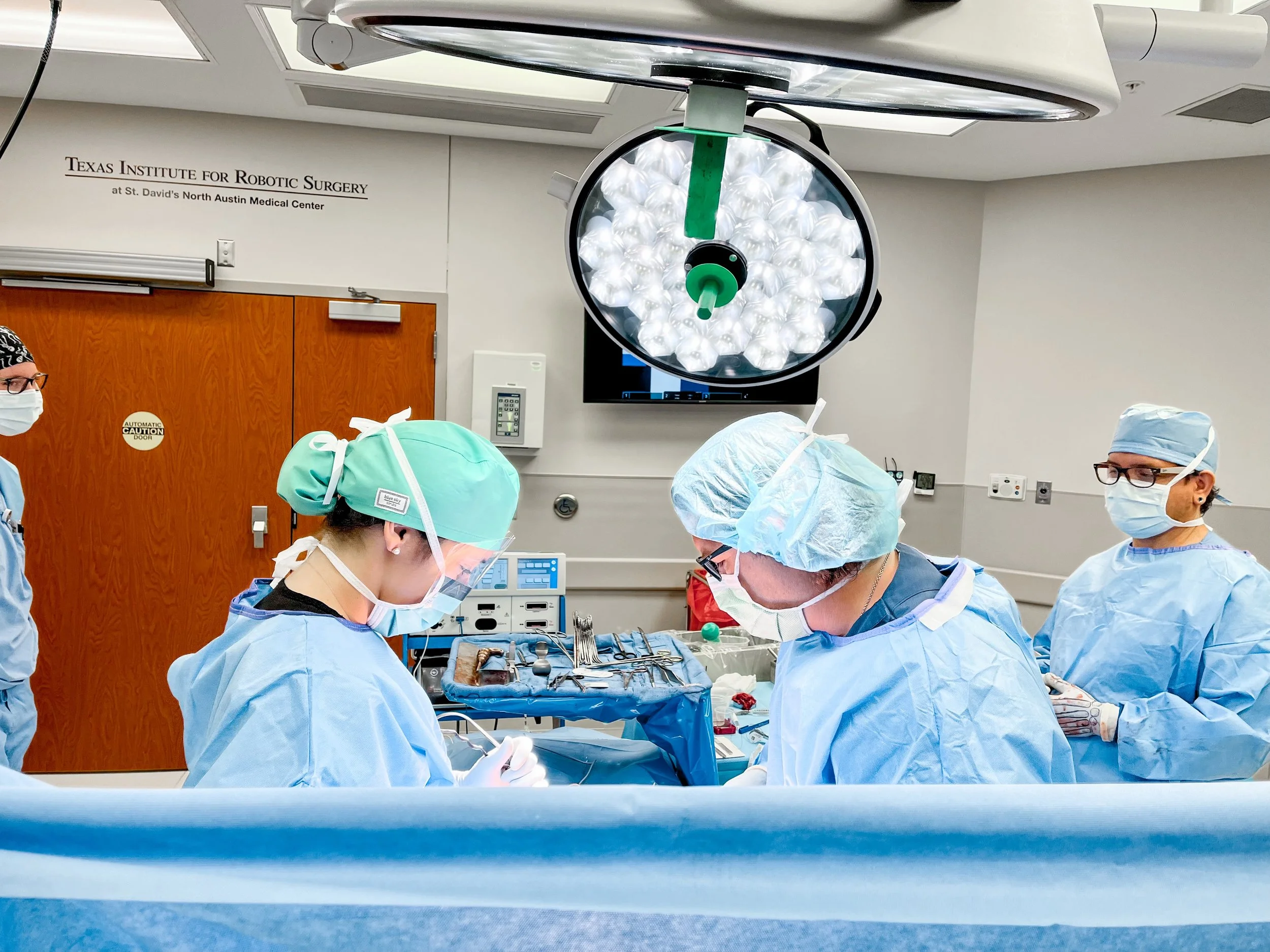 Dr. Shey Ditto and medical staff performing surgery at the Texas Institute for Robotic Surgery.