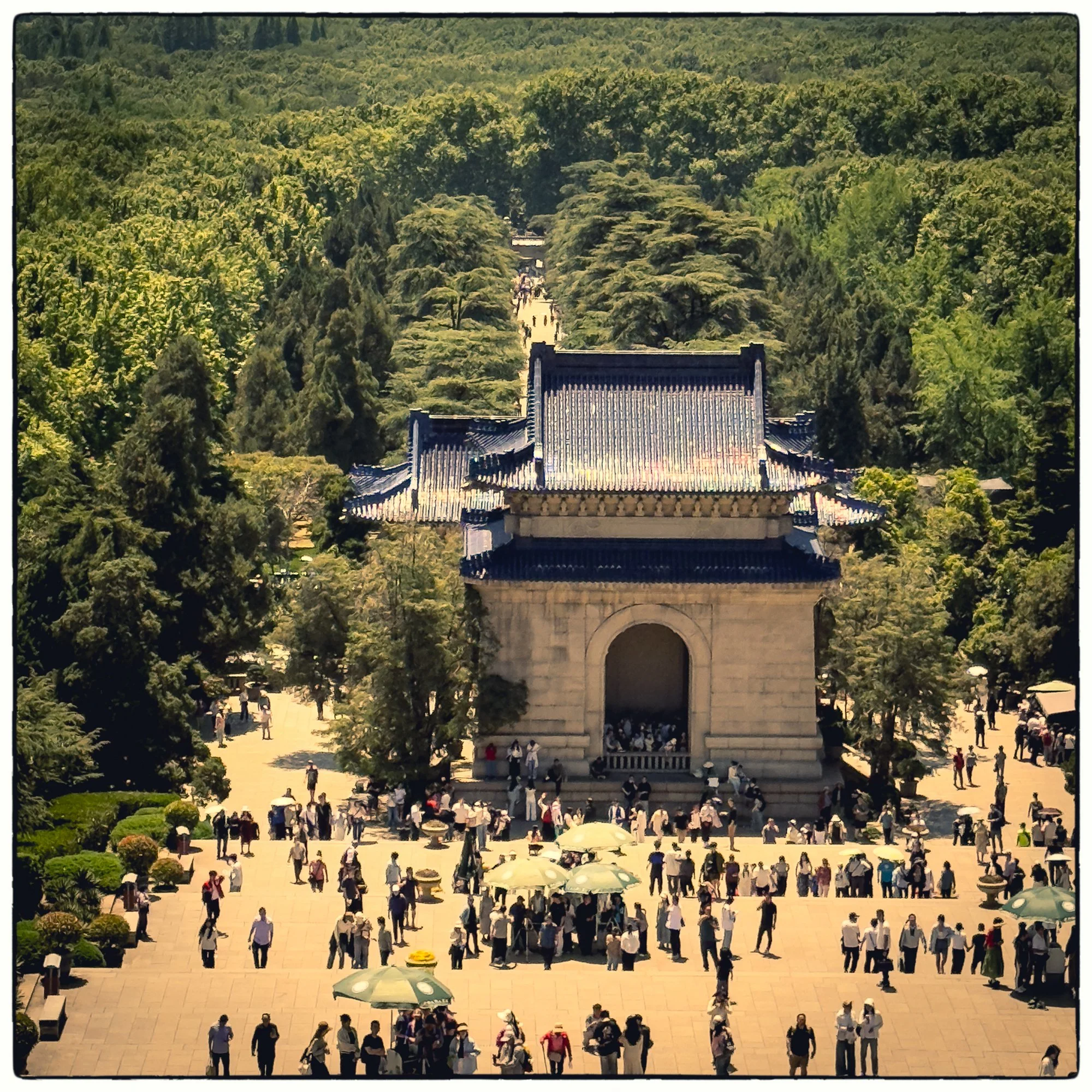 Walk to the Xiao Mausoleum, to the founder of the Ming Dynasty