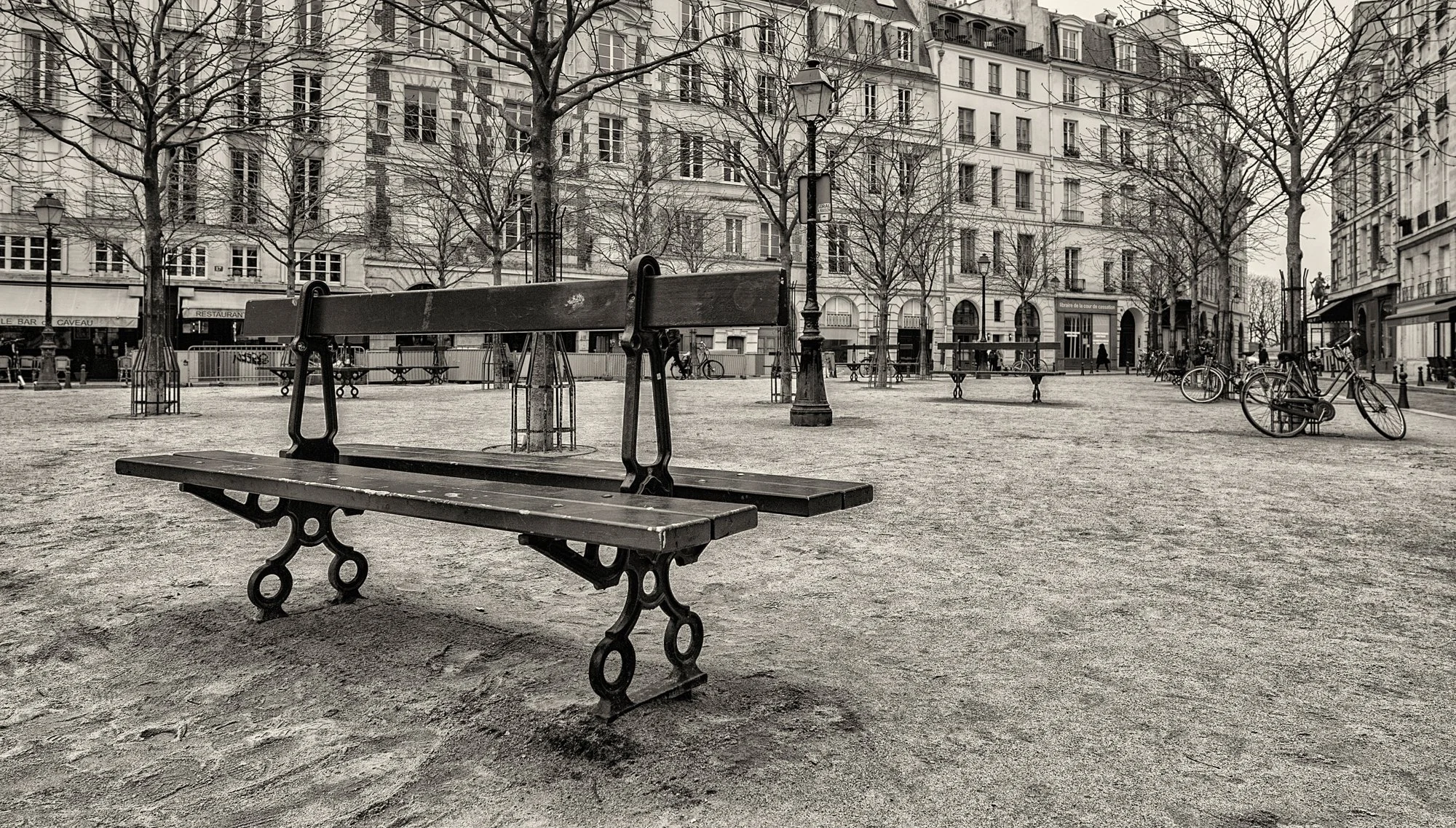Walking the streets of Paris, Ile de la Cite'.