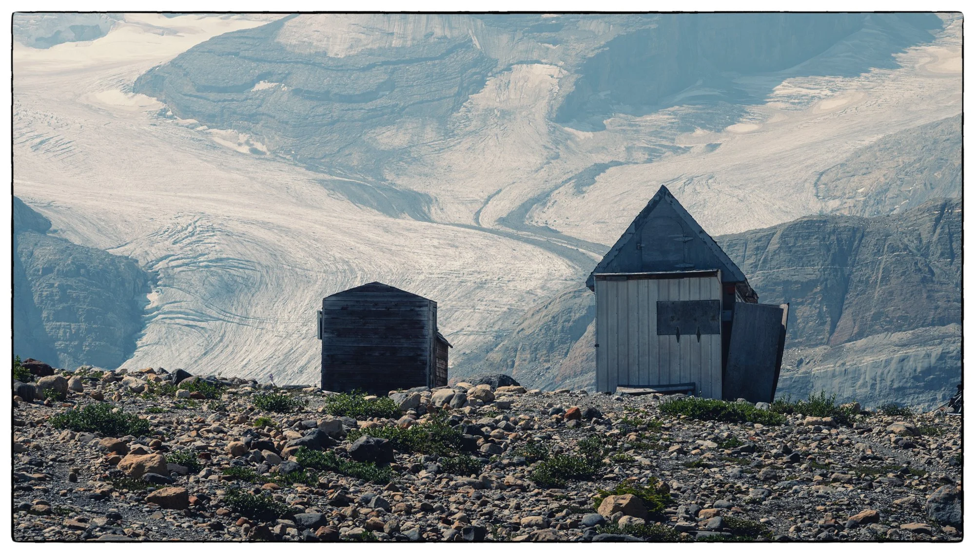 Here is the view on the alpine hut on the background of the Peyto Glacier.
