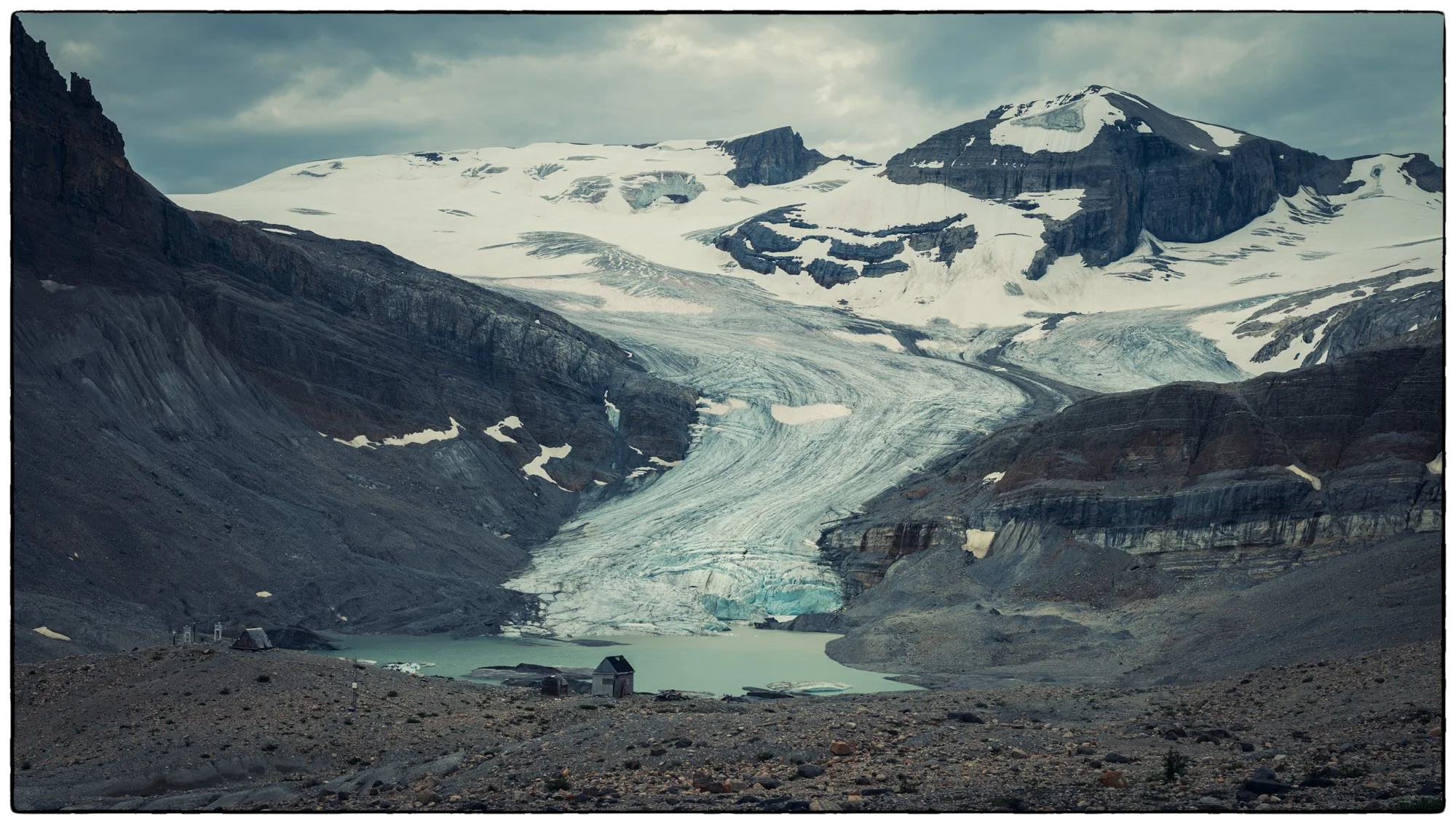 The view on the Peyto Glacier (Wapta Icefield) and the alpine hut.