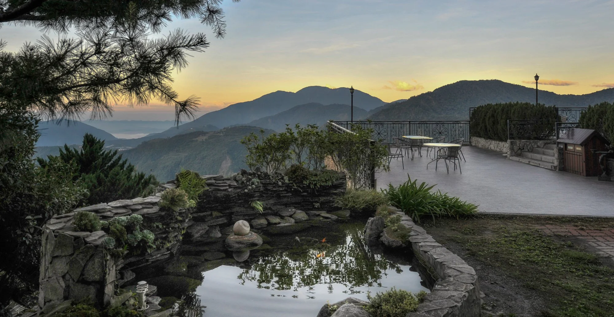 Qingjing, come out of our hotel in the morning.