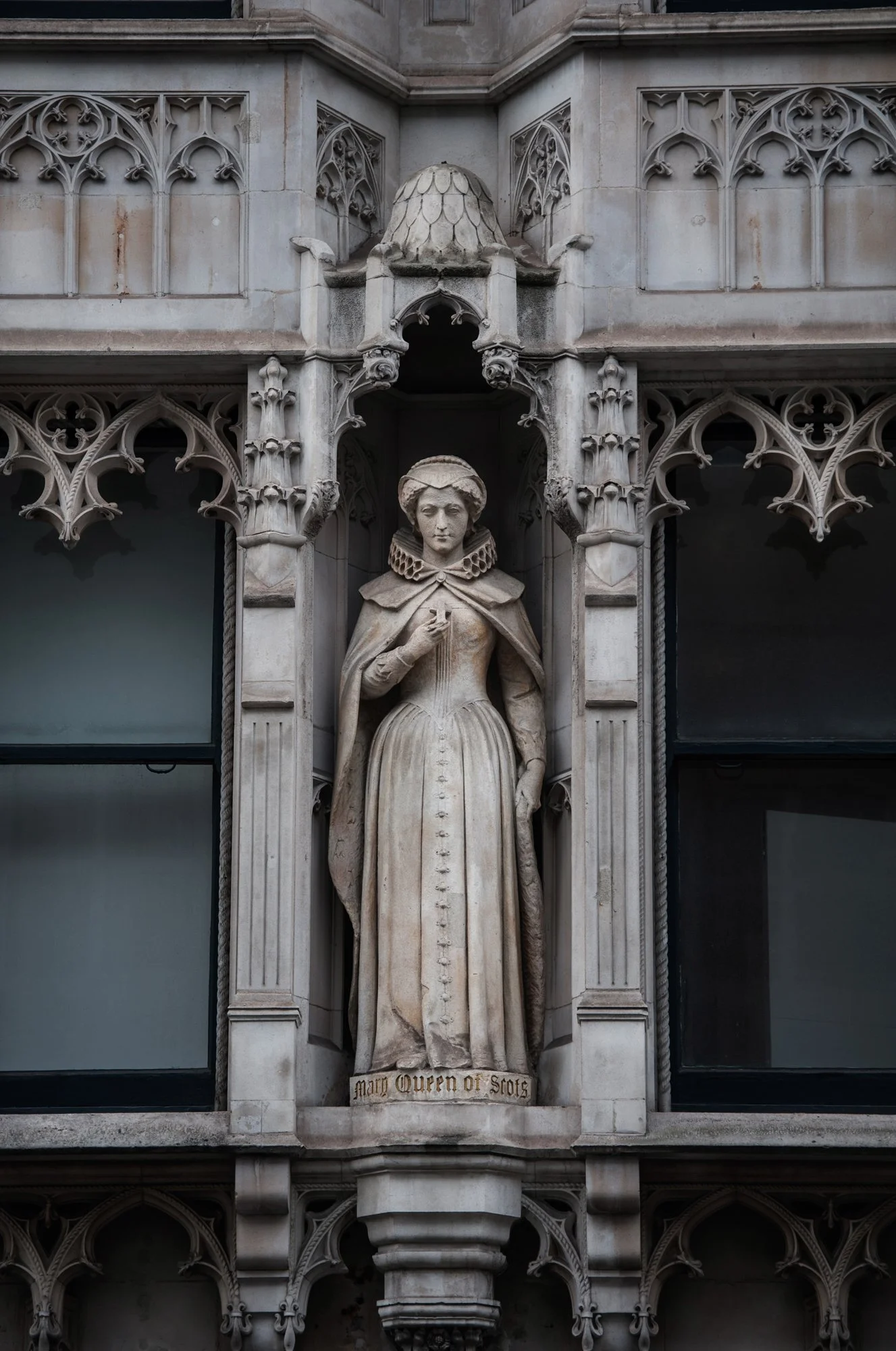 A Mary Queen of Scots statue on London's Fleet Street (built 1905 by architect R. M. Roe)