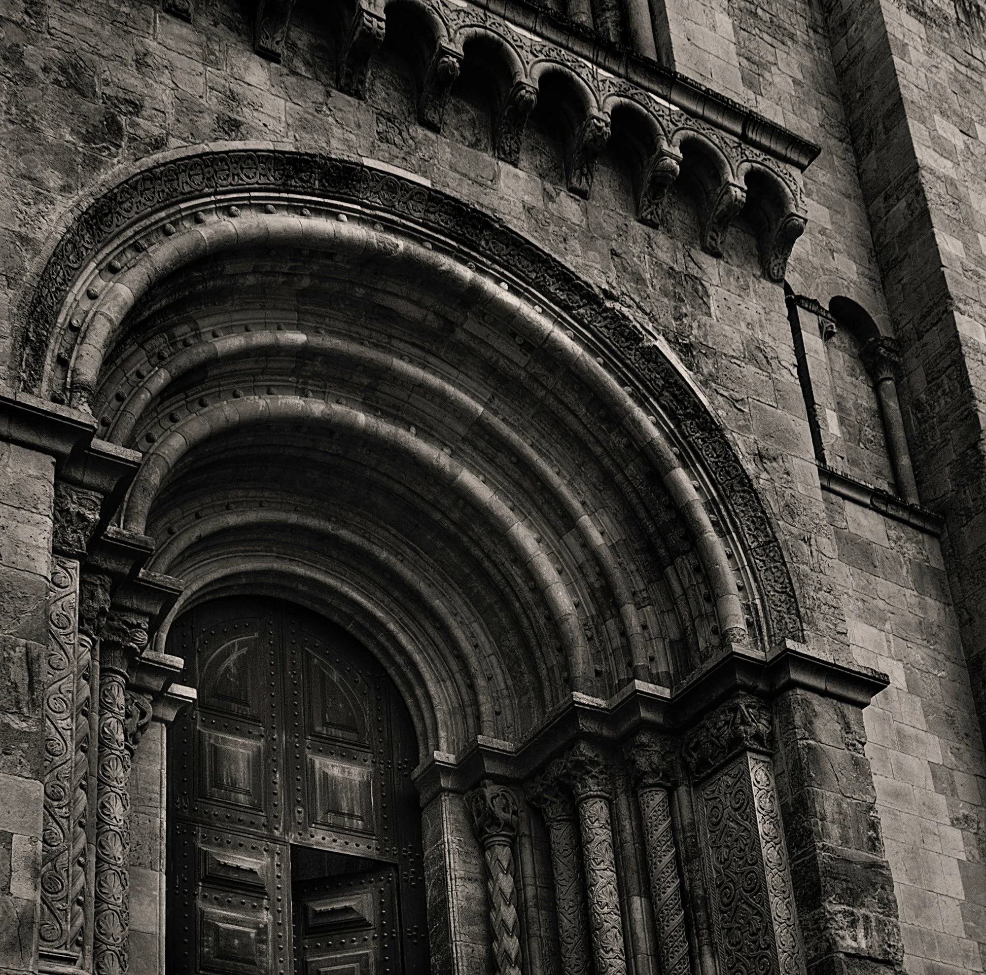 Monuline style in architecture.