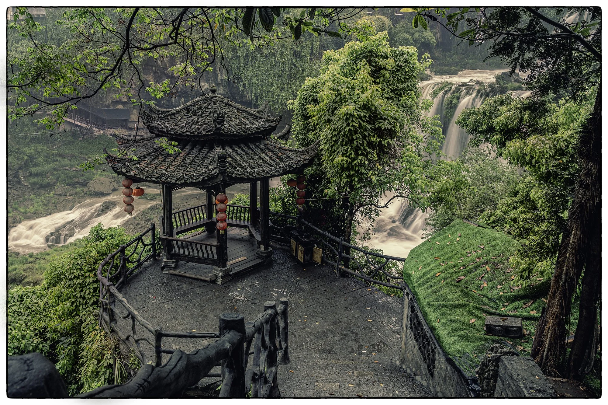 Furong waterfall in the morning. There are no crowds yet, in an hour it will be swarmed by the tourist groups.