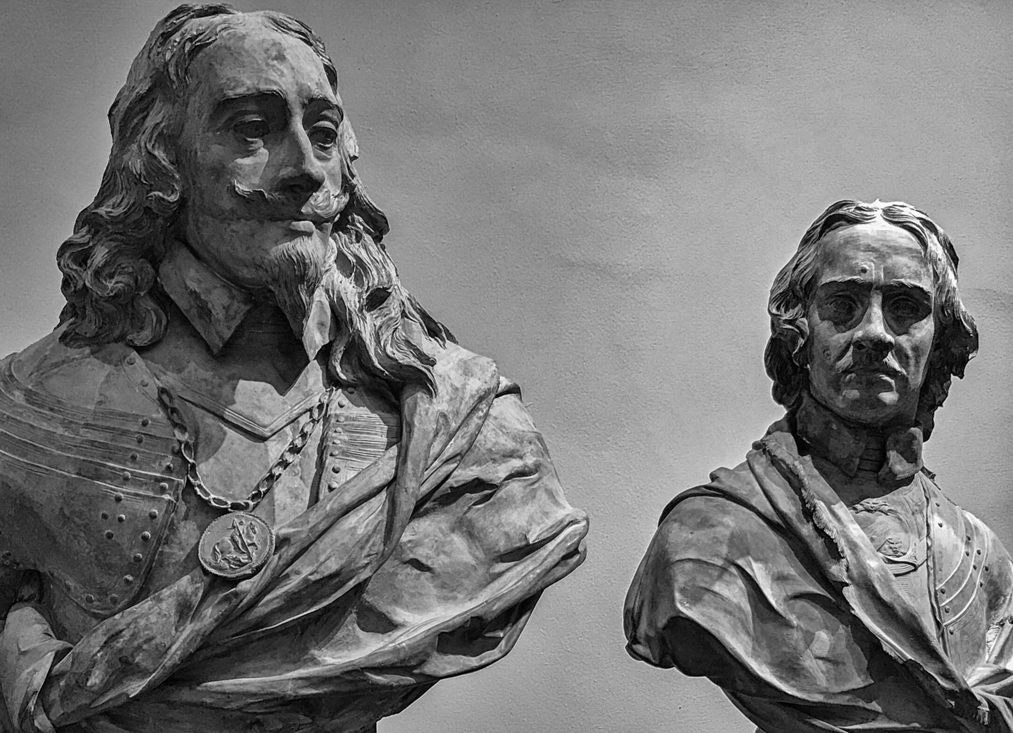 Do you know these two? The one on the back beheaded the one in front. After the one on the back died, the descendant of the one in the front dug up the body of the offender, cut his head off and hanged it for display. What a story!