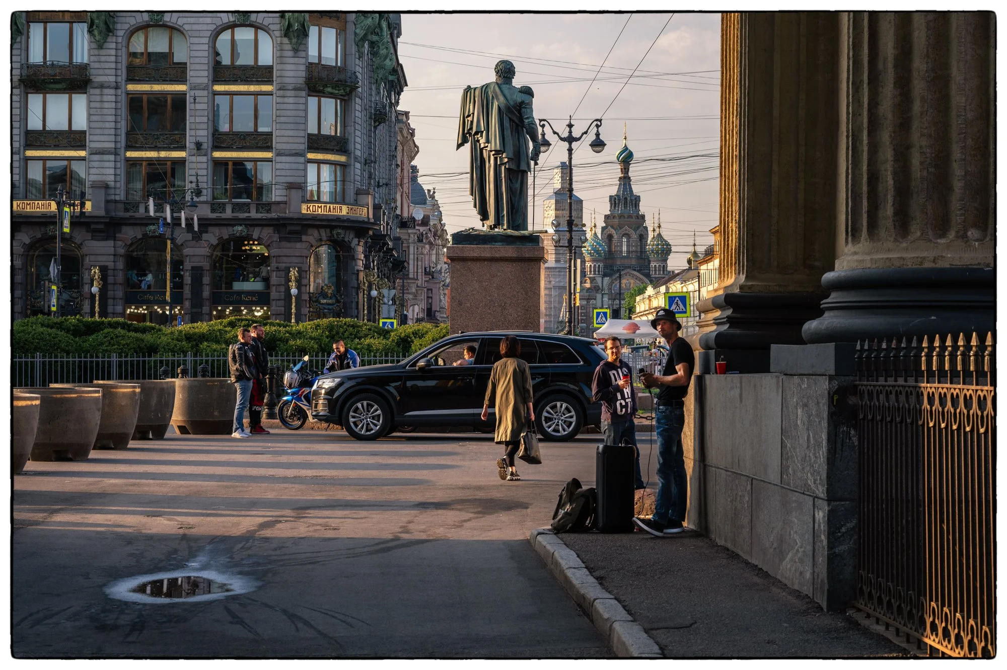 This is a quite interesting perspective, in one shot we get here the pillars of the Kazan Sobor, the monument to commander-in-chief Michael Kutuzov who beat the Napoleon in the war of 1812, the "House Of Books" and the Savior on the spilled Blood cat