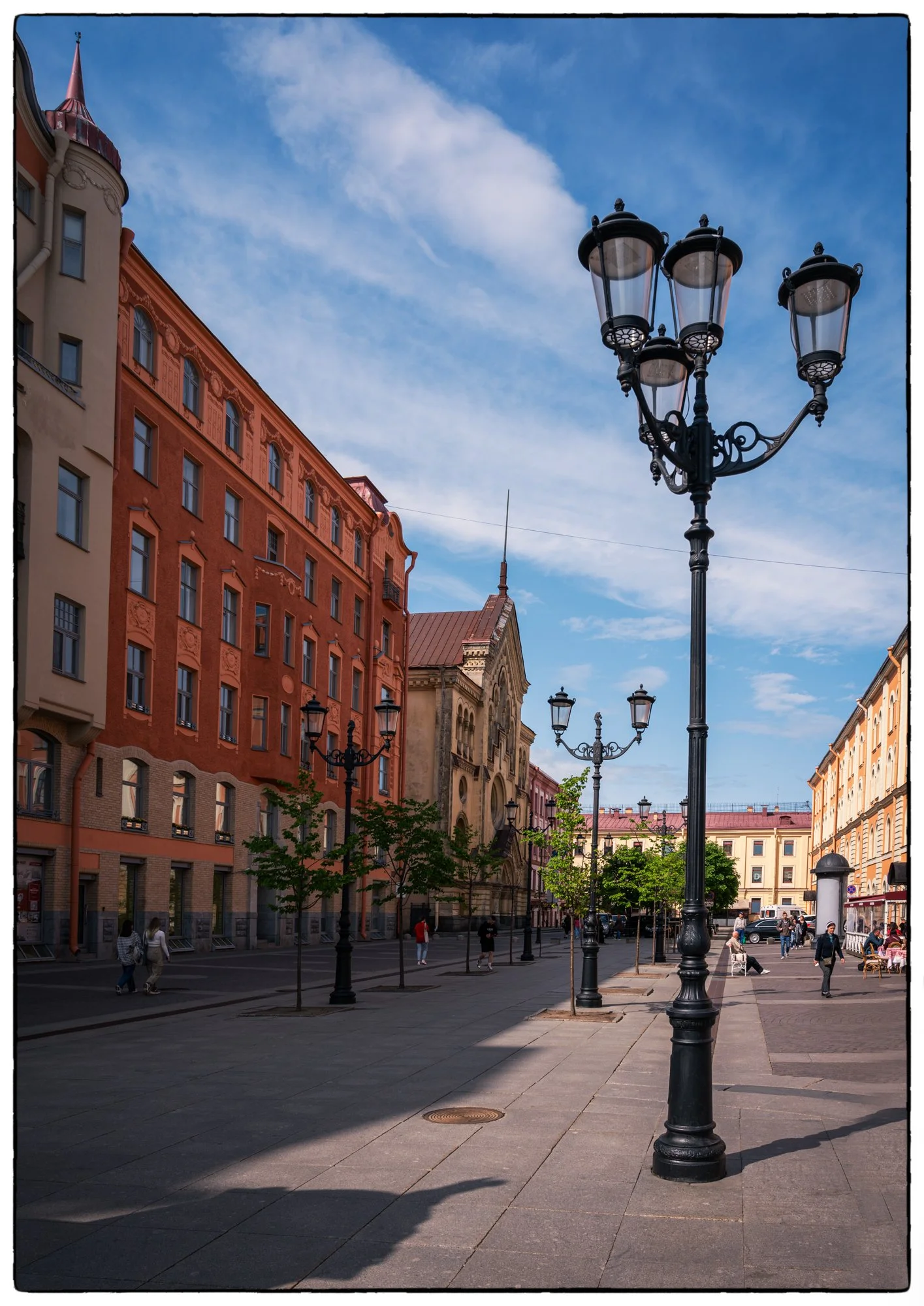 Malaya Konushennaya Street. Walking street with restaurants, performances and tourists