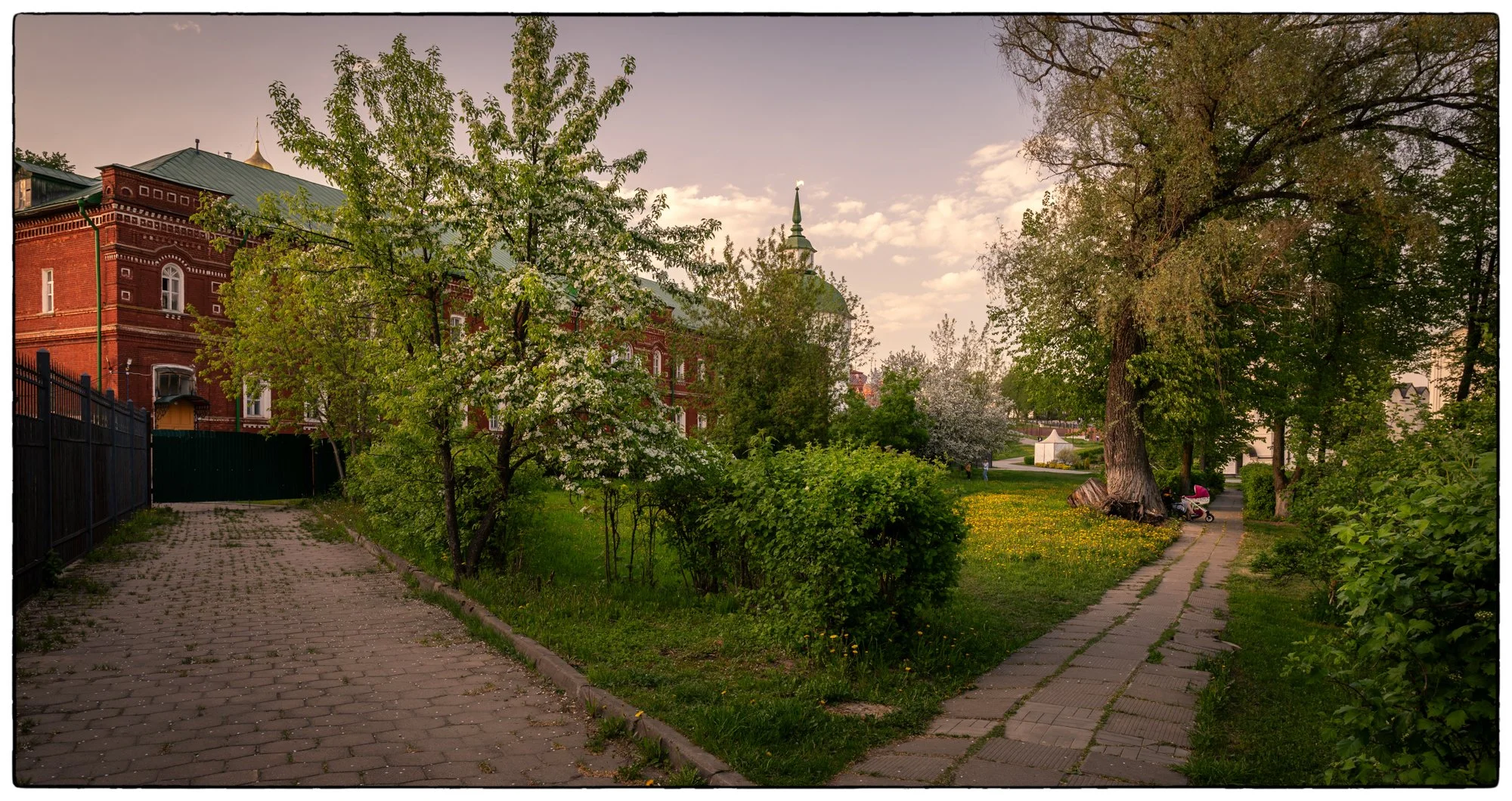 Sergiyev Posad Monastery walk along the walls.