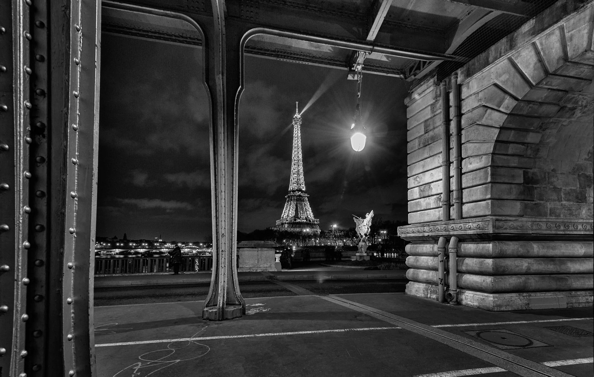 Pont de Bir-Hakeim, one of the most favorite photographic spots for the Eiffel tower.