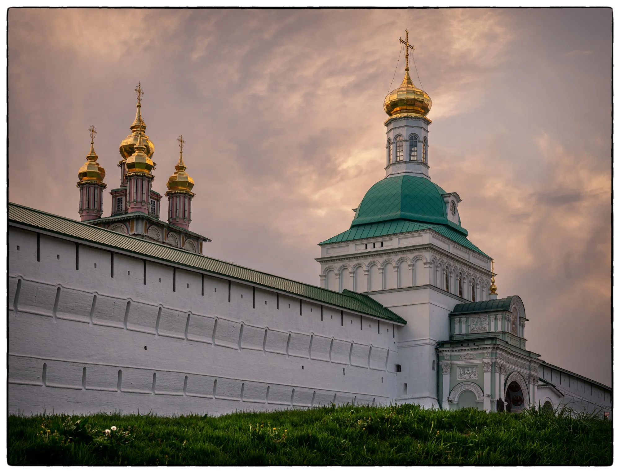 Sergiyev Posad Monastery walk along the walls.