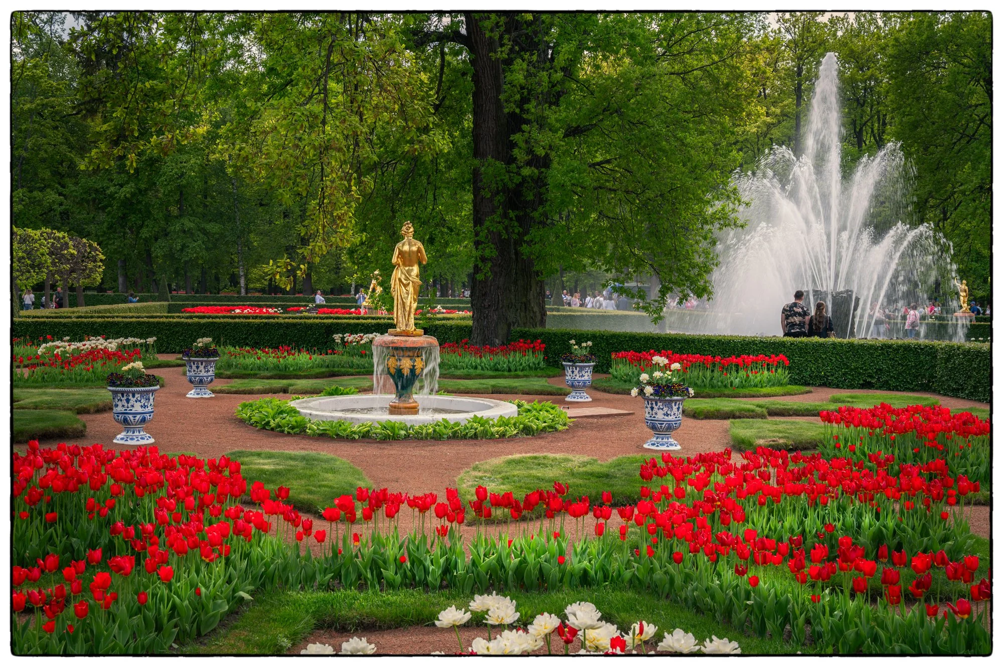 Beautiful park, you can easily spend all day in this park and yet be surprised at some odd fountain you found in some remote corner.