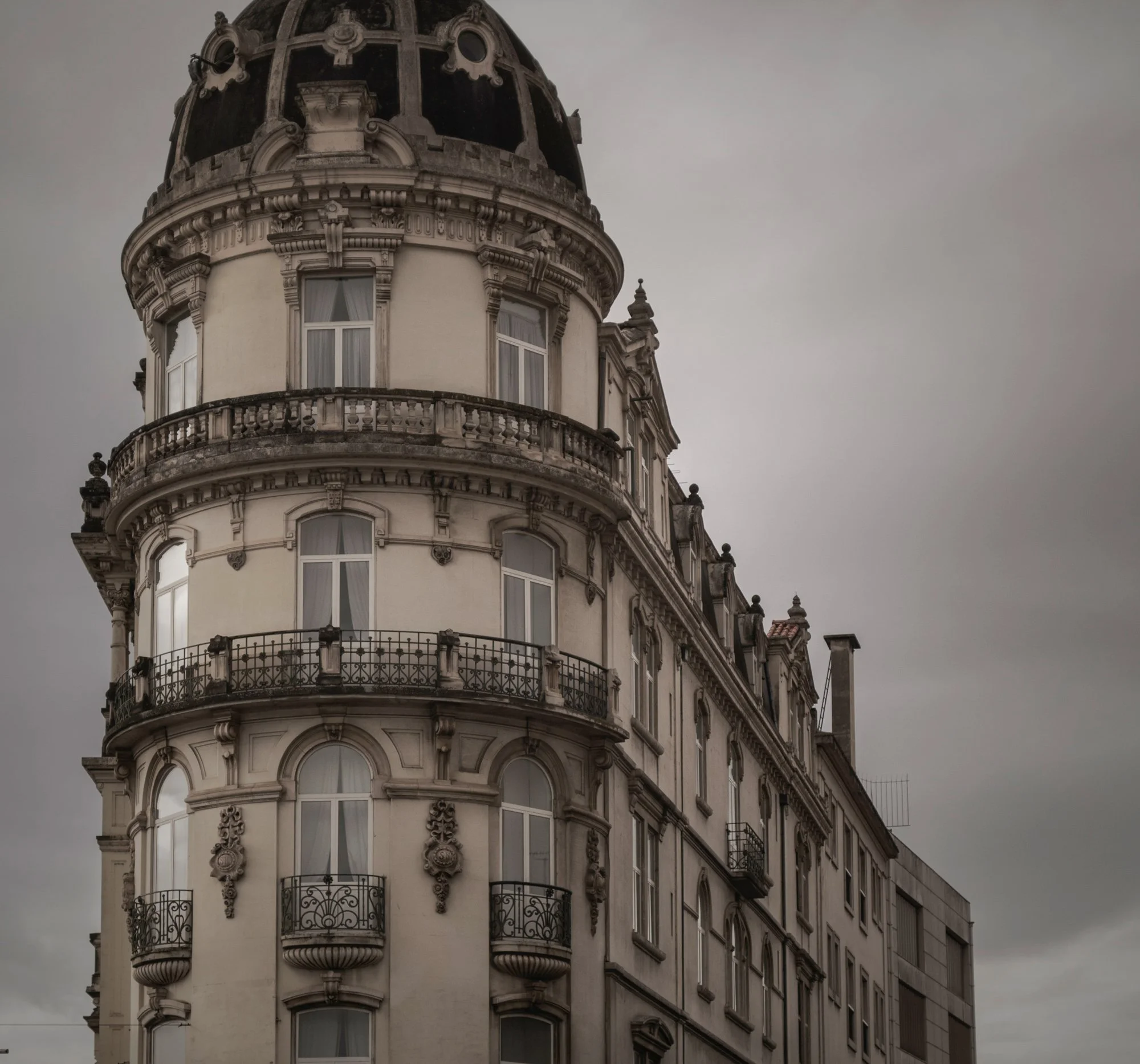Astoria, we stay in that round room on the fourth floor. A bit run down, but what the character!...