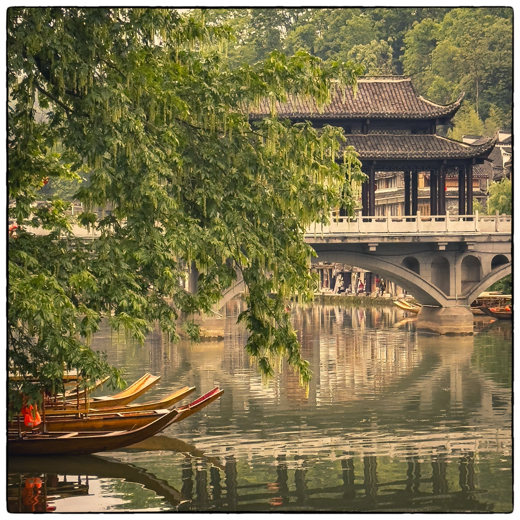 Every bridge on the  Tuojiang River is quite unique.