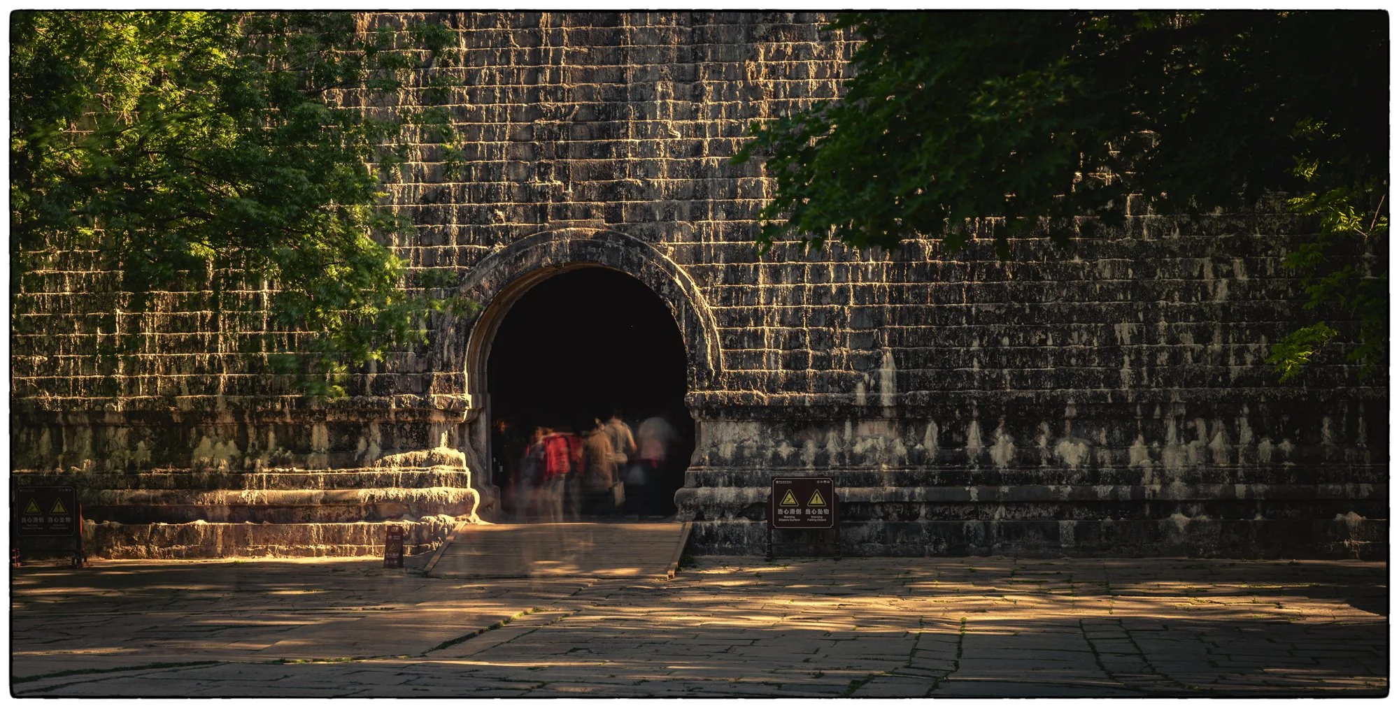 Walk to the Xiao Mausoleum, to the founder of the Ming Dynasty