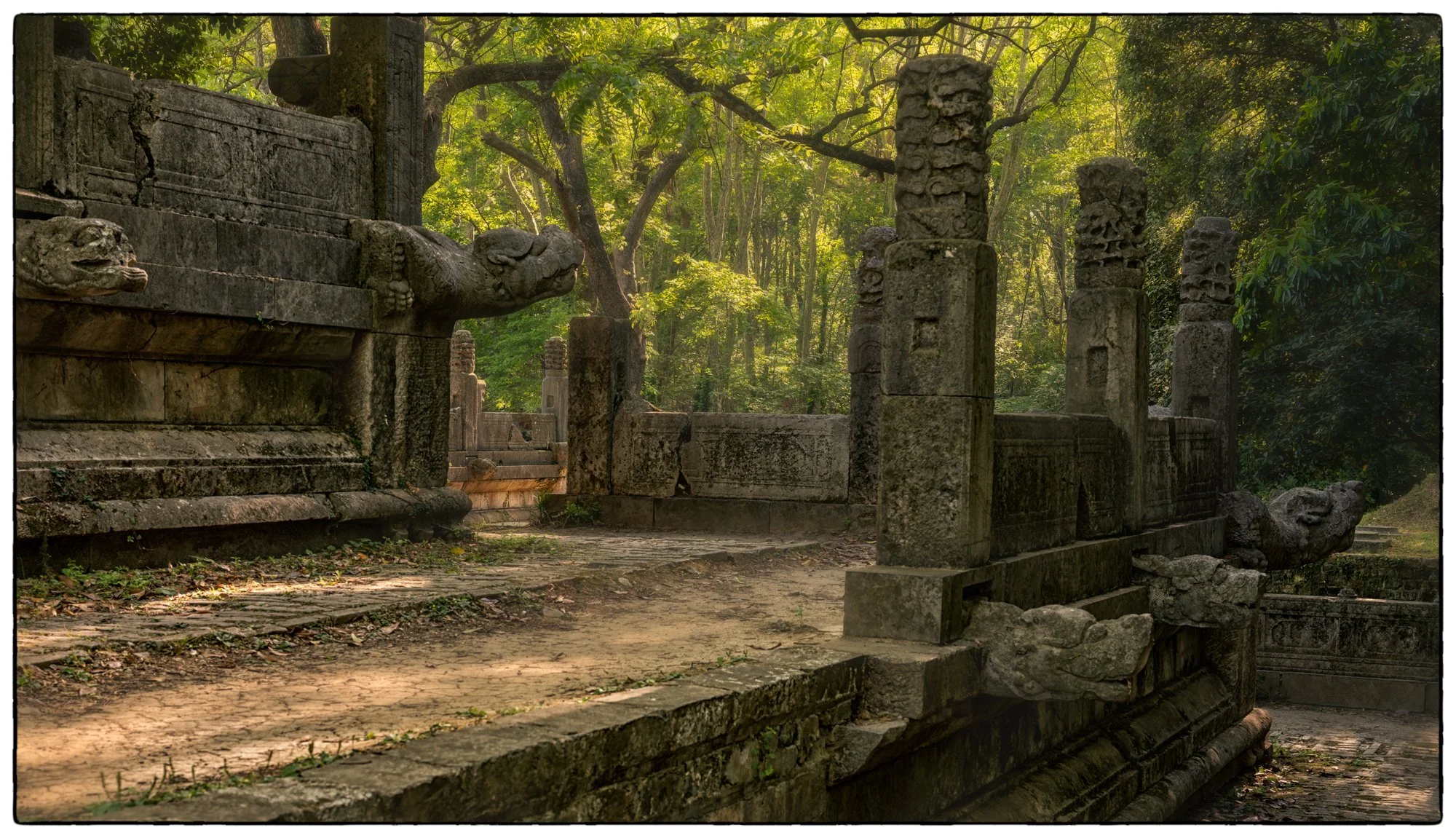 Walk to the Xiao Mausoleum, to the founder of the Ming Dynasty