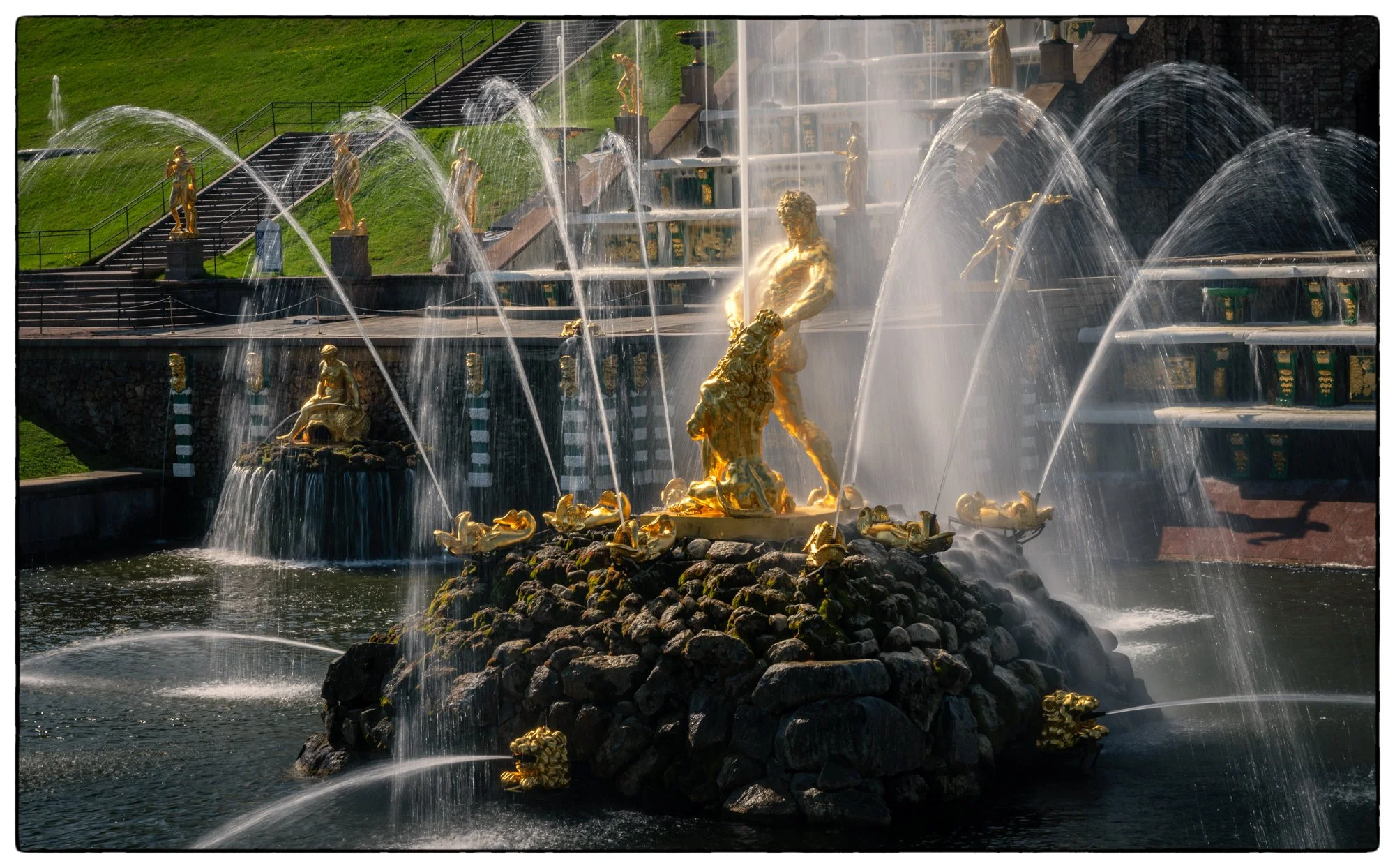 Here is the center peace of the main cascade The Samson Fountain. It is actually biblical, depicts the Old Testament story of Samson and how he rips the lion in two halves