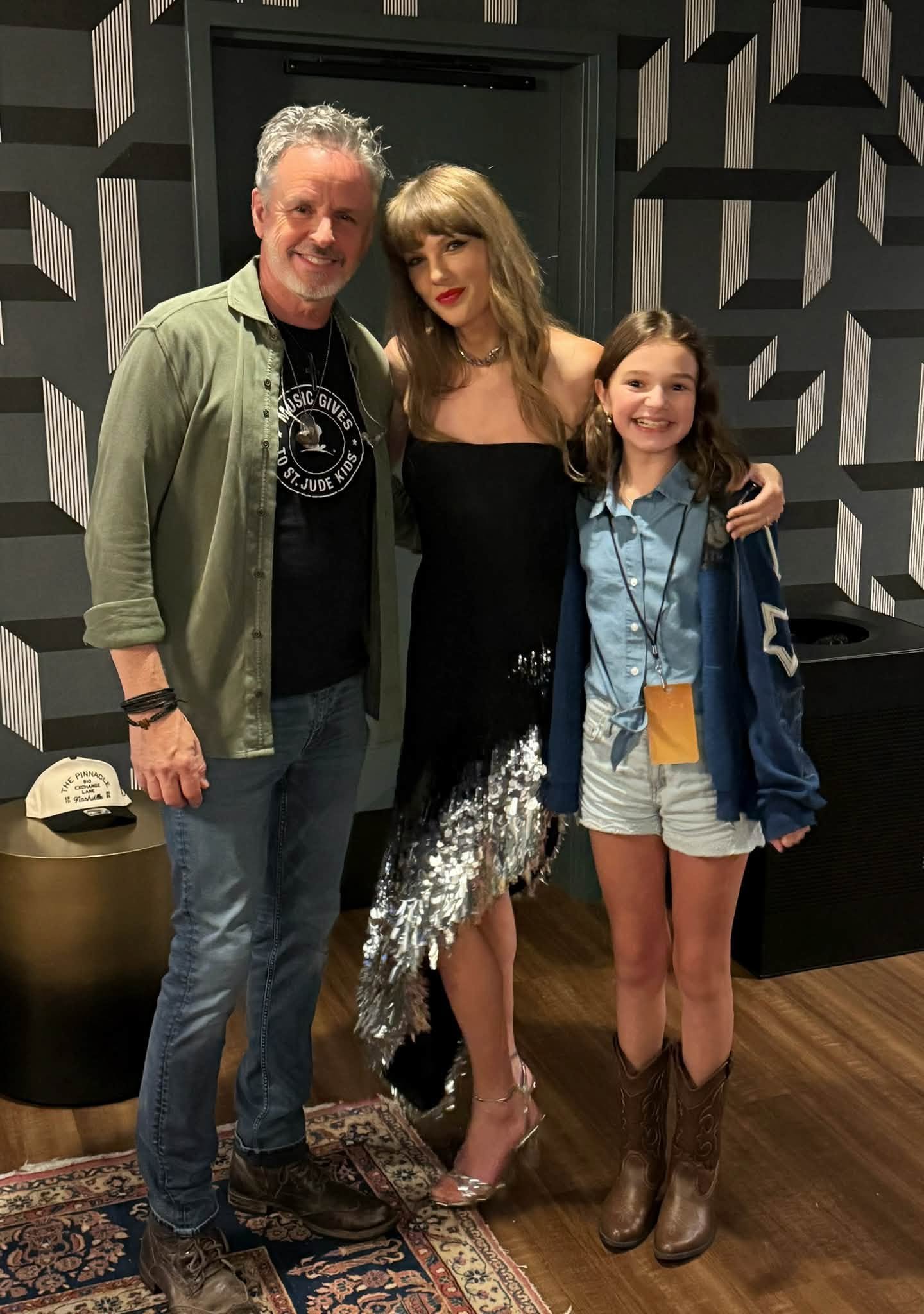 Mandiles with Taylor Swift.jpg