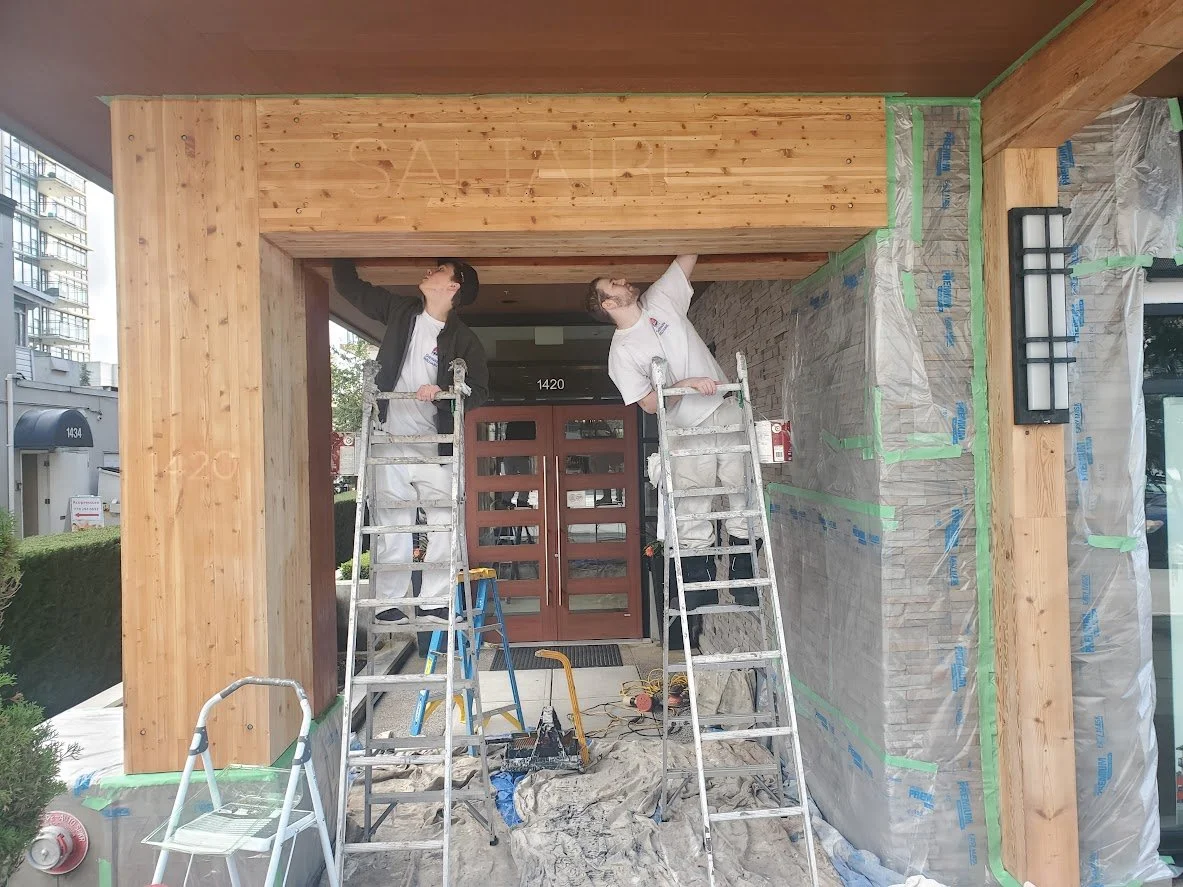 After stripping we are sanding the wood before we start staining it!
