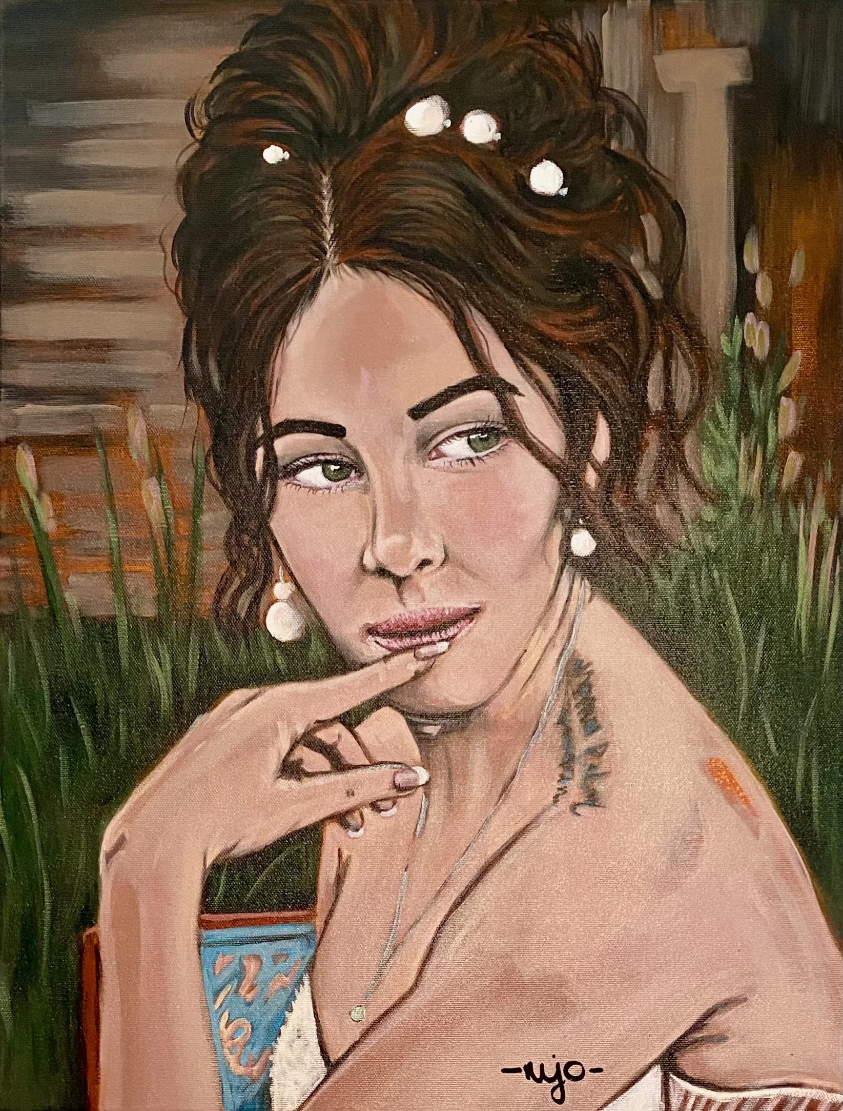 Un portrait d'une femme aux yeux verts, avec des cheveux bruns et bouclés, portant des boucles d'oreilles en perles, dans un environnement naturel avec de l'herbe et des fleurs en arrière-plan.