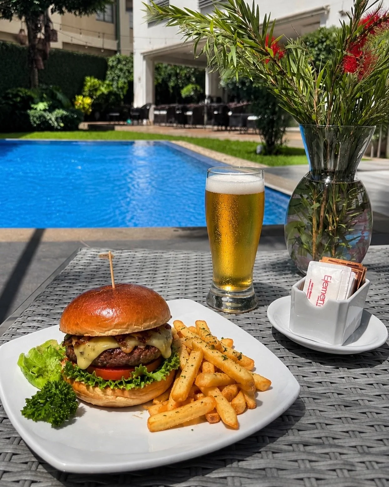 Los viernes saben mejor en Elements 🍔🍺
Buena comida, una cerveza fr&iacute;a y el ambiente perfecto para comenzar el fin de semana.

&iexcl;Te esperamos!

#TGIF #managua #hotel #cena #cerveza