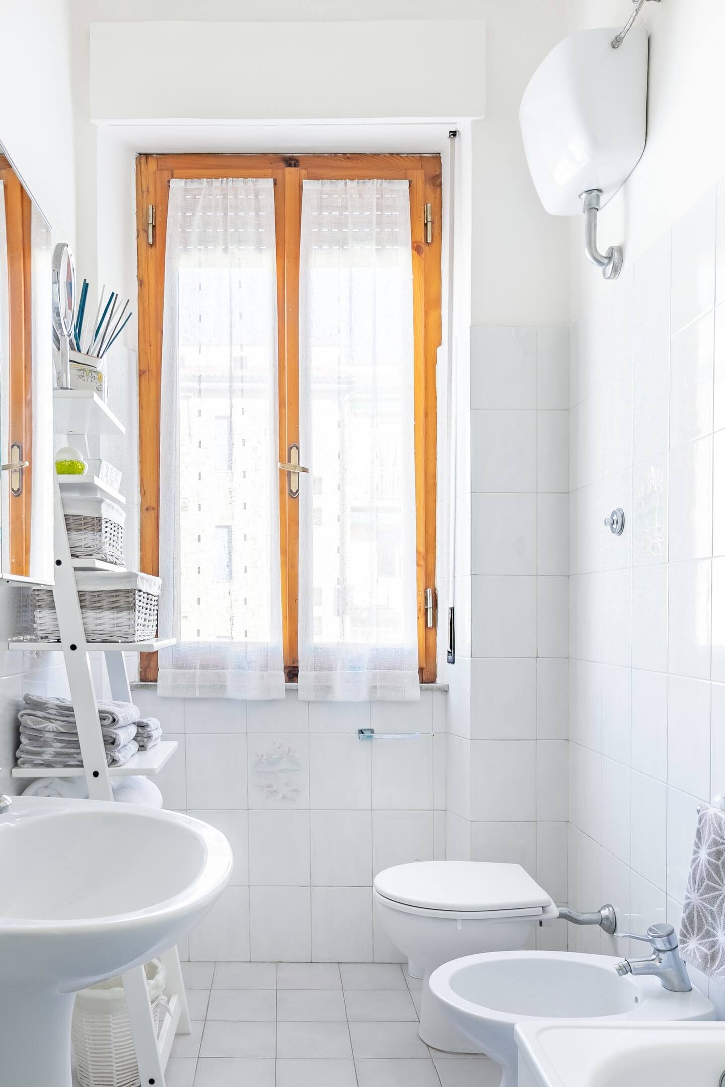 Full bathroom at Casa Luce Tuscany, a holiday apartment in Poggibonsi with bathtub, shower and all essential comforts.