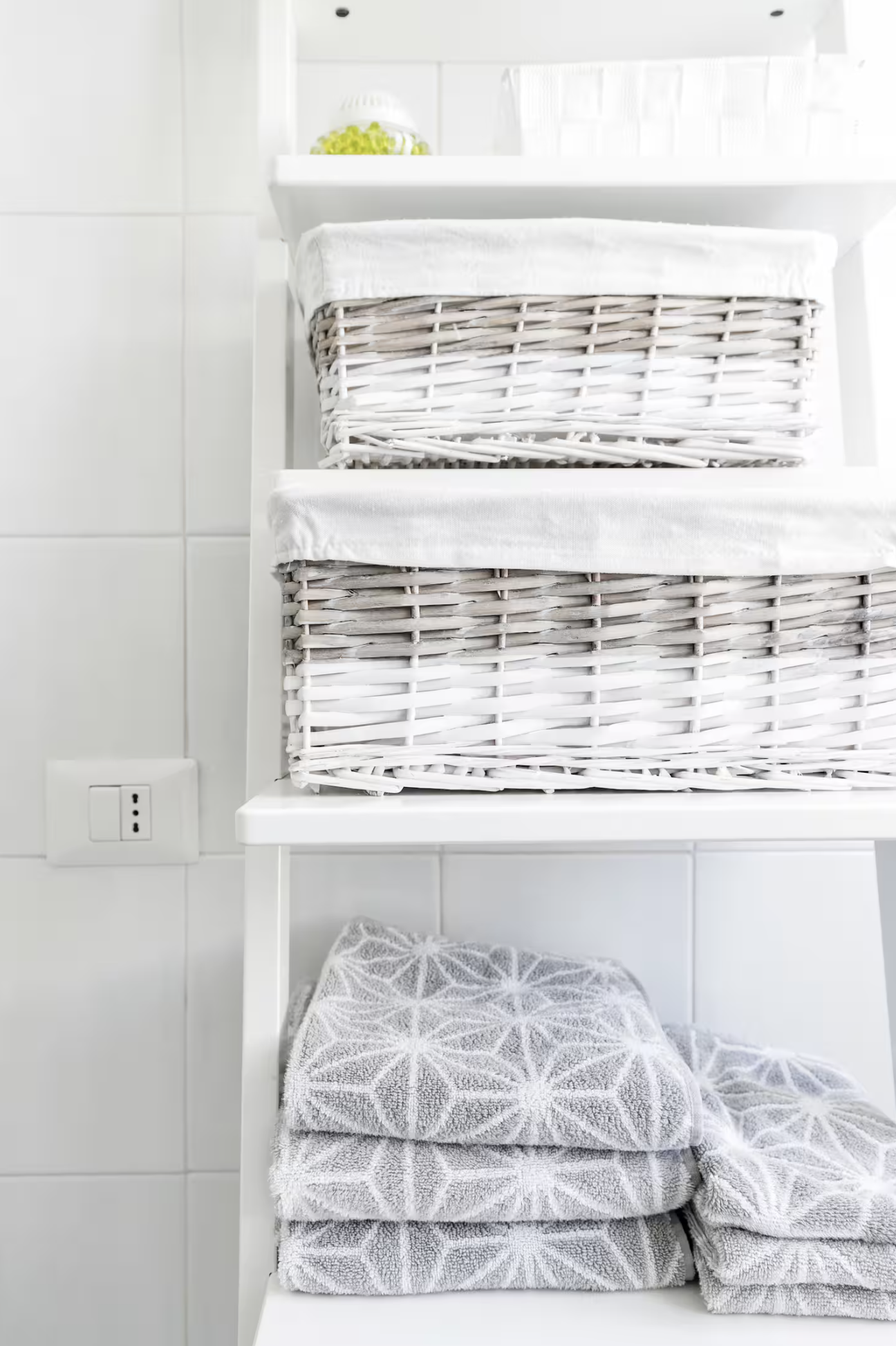 Bathroom detail with towels and storage baskets at Casa Luce Tuscany, a welcoming apartment in Poggibonsi, Tuscany.