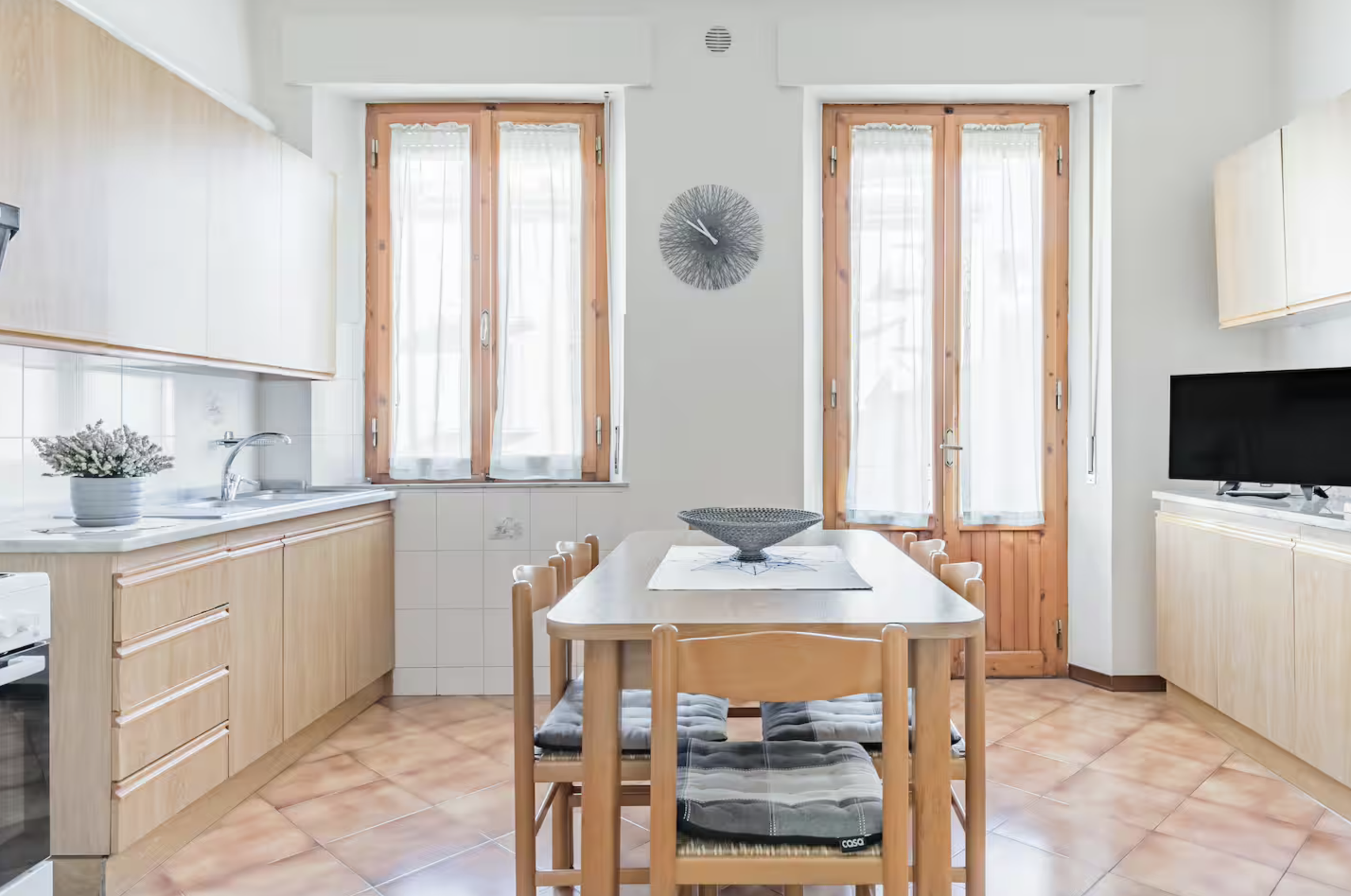 Fully equipped kitchen and dining area at Casa Luce Tuscany, a holiday apartment in Poggibonsi ideal for stays near Siena Eye Laser.