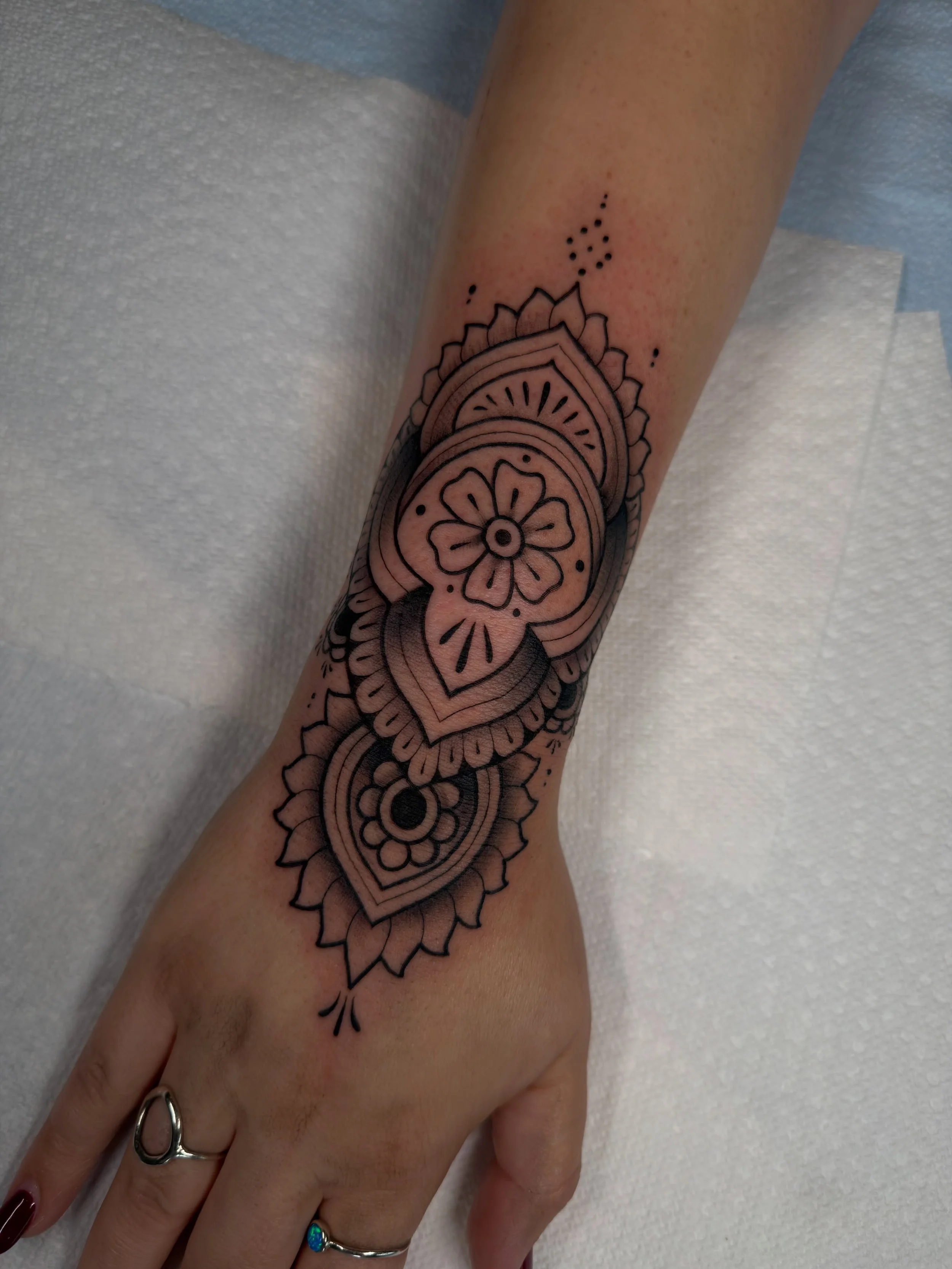 Ornamental wrist made @palomatattoonh 

Always in love with these permanent jewelry-esque pieces, more please!

#newhampshiretattooers #ornamentaltattoo #wristtattoo #mandalatattoo #ladytattooers