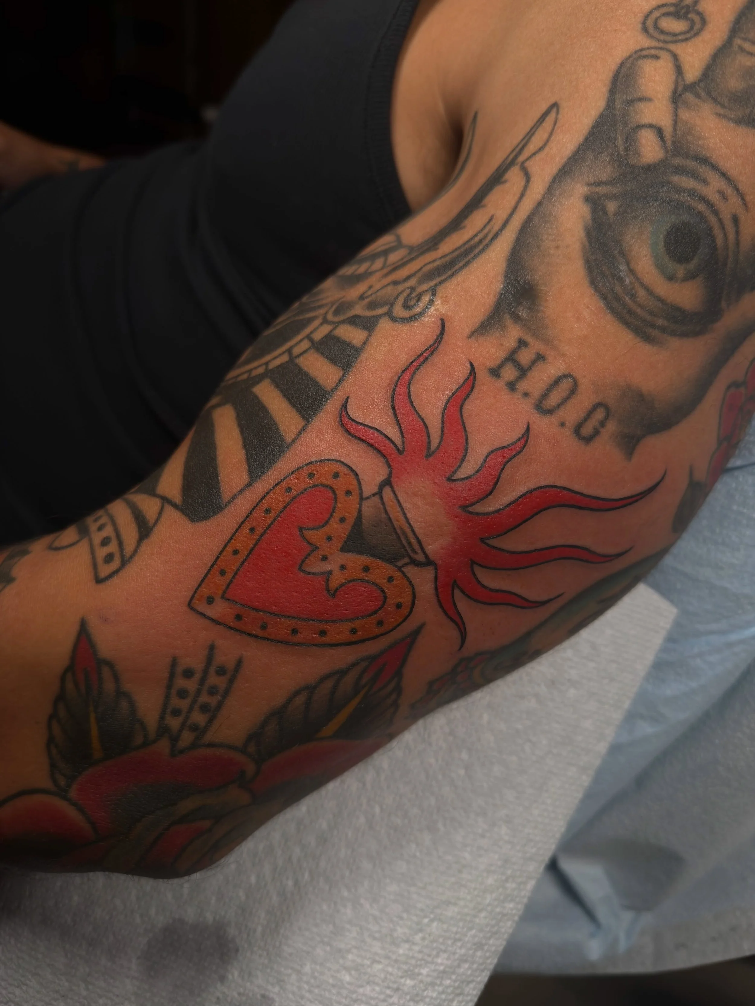Freehand sacred heart jammer ❤️🔥

#sacredhearttattoo #newhampshiretattooartists #trad #americantraditional #ladytattooers