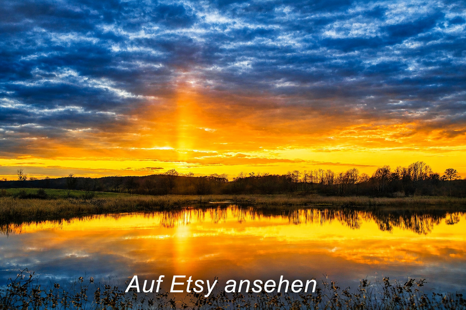 Ein Sonnenuntergang über einem ruhigen See mit reflektierendem Himmel und bewaldeter Uferlinie. Exklusives Foto auf Leinwand bei Etsy