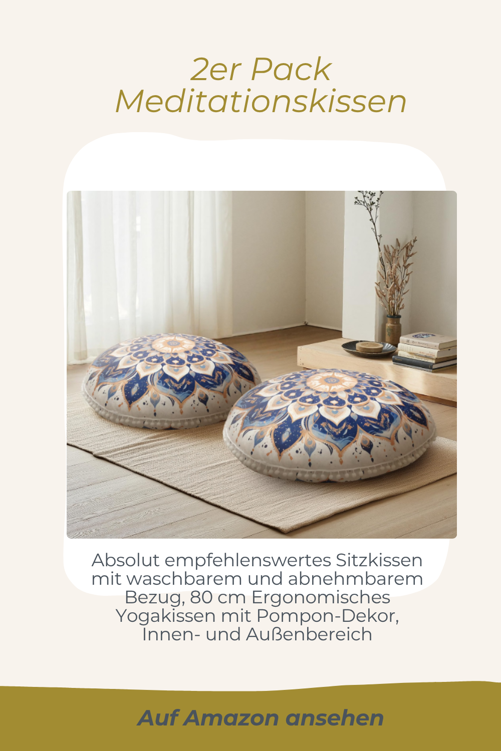 Zwei Yogakissen mit Pompondekor in einem Raum mit Holzboden, weißen Vorhängen und einem dekorativen Ast in einer Vase auf einem niedrigen Tisch. Mit Verweis auf Amazon