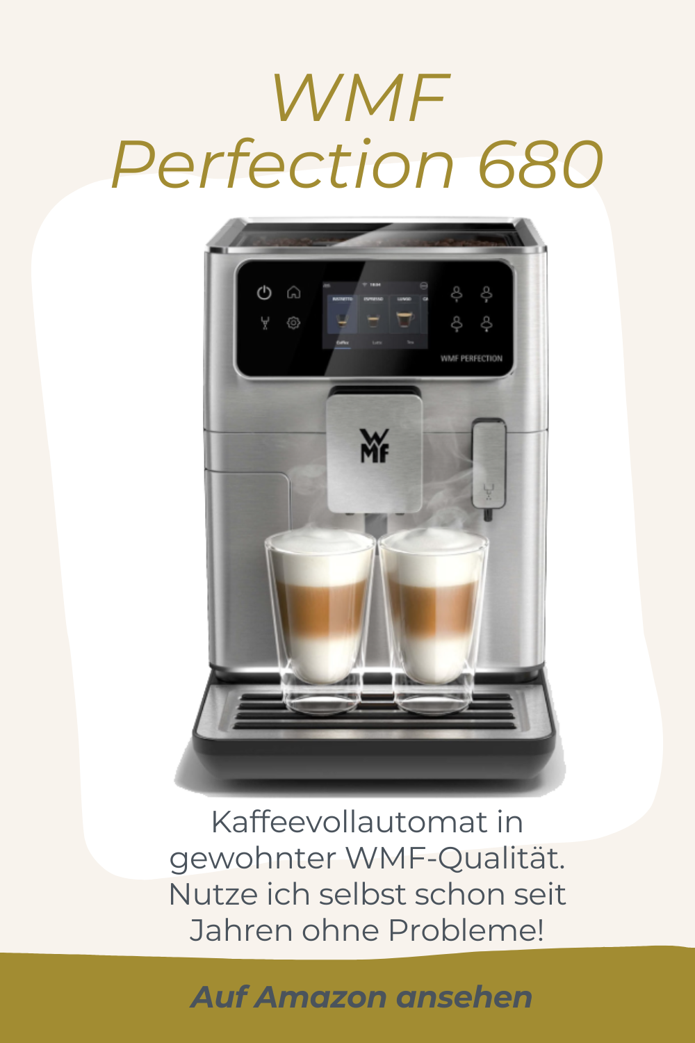 Ein moderner WMF Kaffeevollautomat in Edelstahl optik, der zwei Tassen Kaffee zubereitet, mit einem Touchscreen-Display und Steuerungssymbolen. Der Hintergrund ist hell, der Boden ist goldfarben mit Text. Verweis auf Amazon