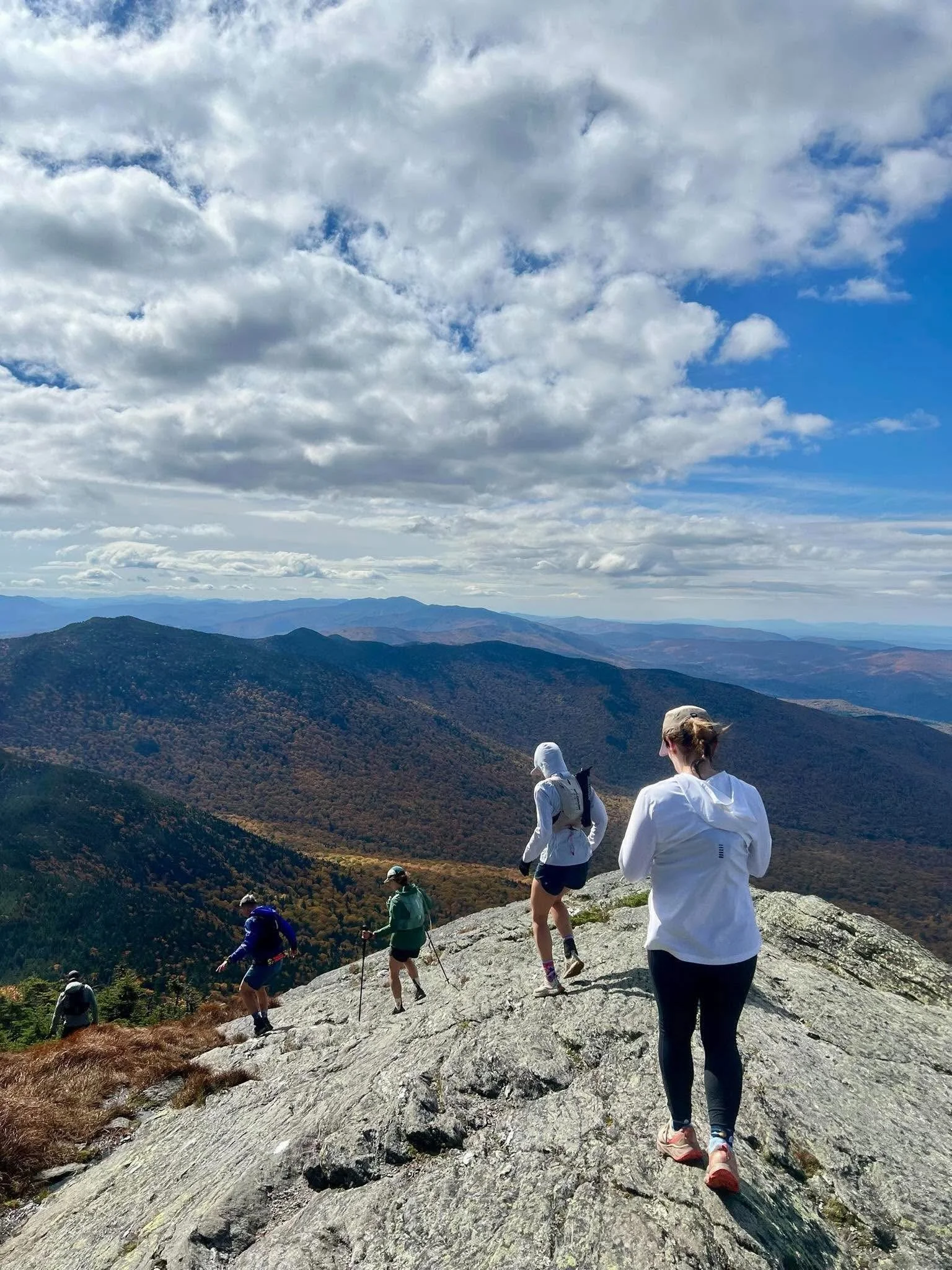 Week-end retrouvaille gang du voyage de Mad&egrave;re 2026
少
Au d&eacute;but du mois d&rsquo;octobre, plusieurs personnes du voyage de Mad&egrave;re dernier ce sont rassembl&eacute;es pour un week-end de course dans le Vermont. Plusieurs viennent de 