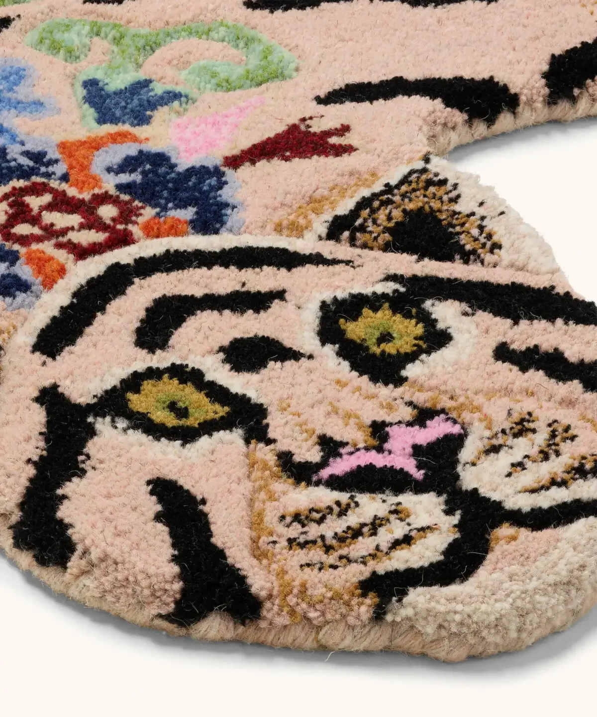 mahee-majestic-tiger-rug-small-doing-goods-1.45.10.098.130.3-off-white-detail-web-1-1200x1441.webp