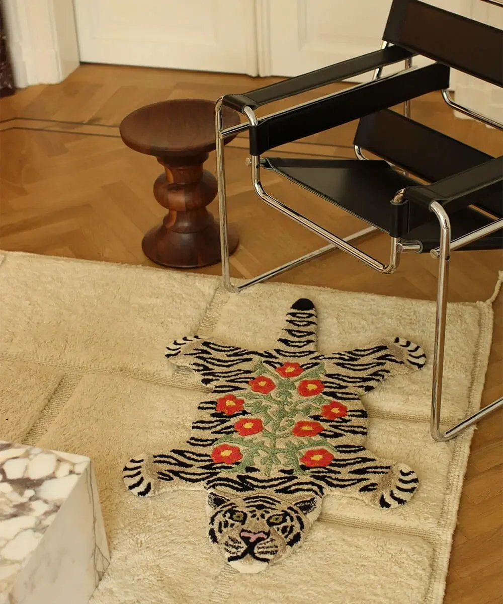 Floral-White-Tiger-Rug-Small-Doing-Goods-1.40.30.107.400.5-Gooisemannen-1-web.webp