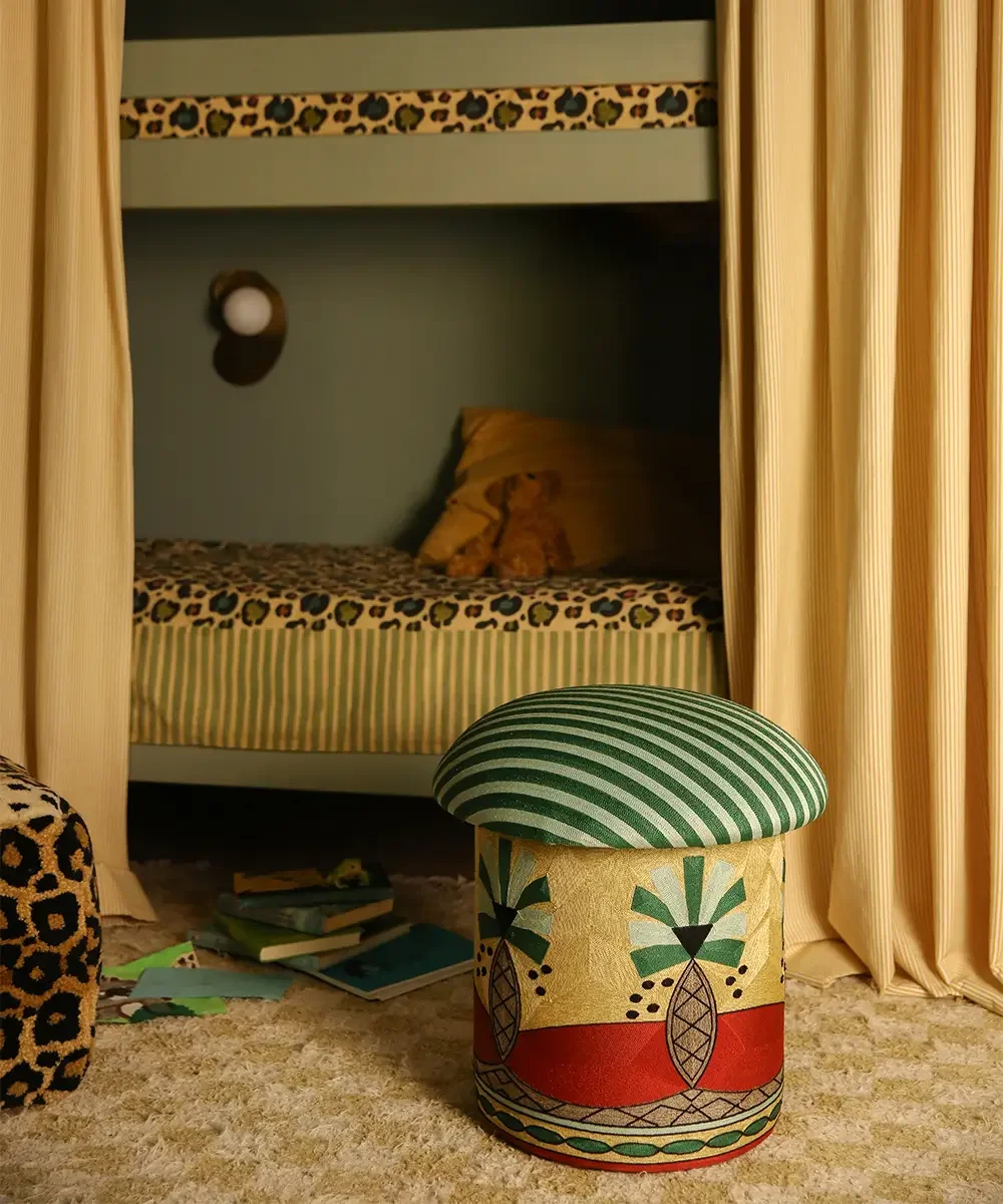 Paloma-Palm-Embroidered-Stool-doing-goods-1.40.15.011.060.5-AW26-8-web.webp