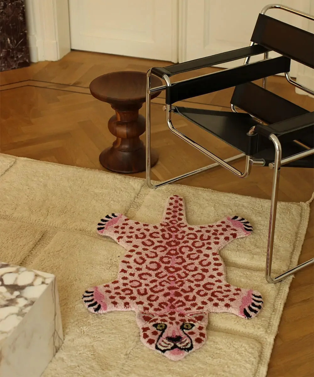 Pinky-Leopard-Rug-Small-Doing-Goods-1.40.30.107.400.5-Gooisemannen-1-web.webp
