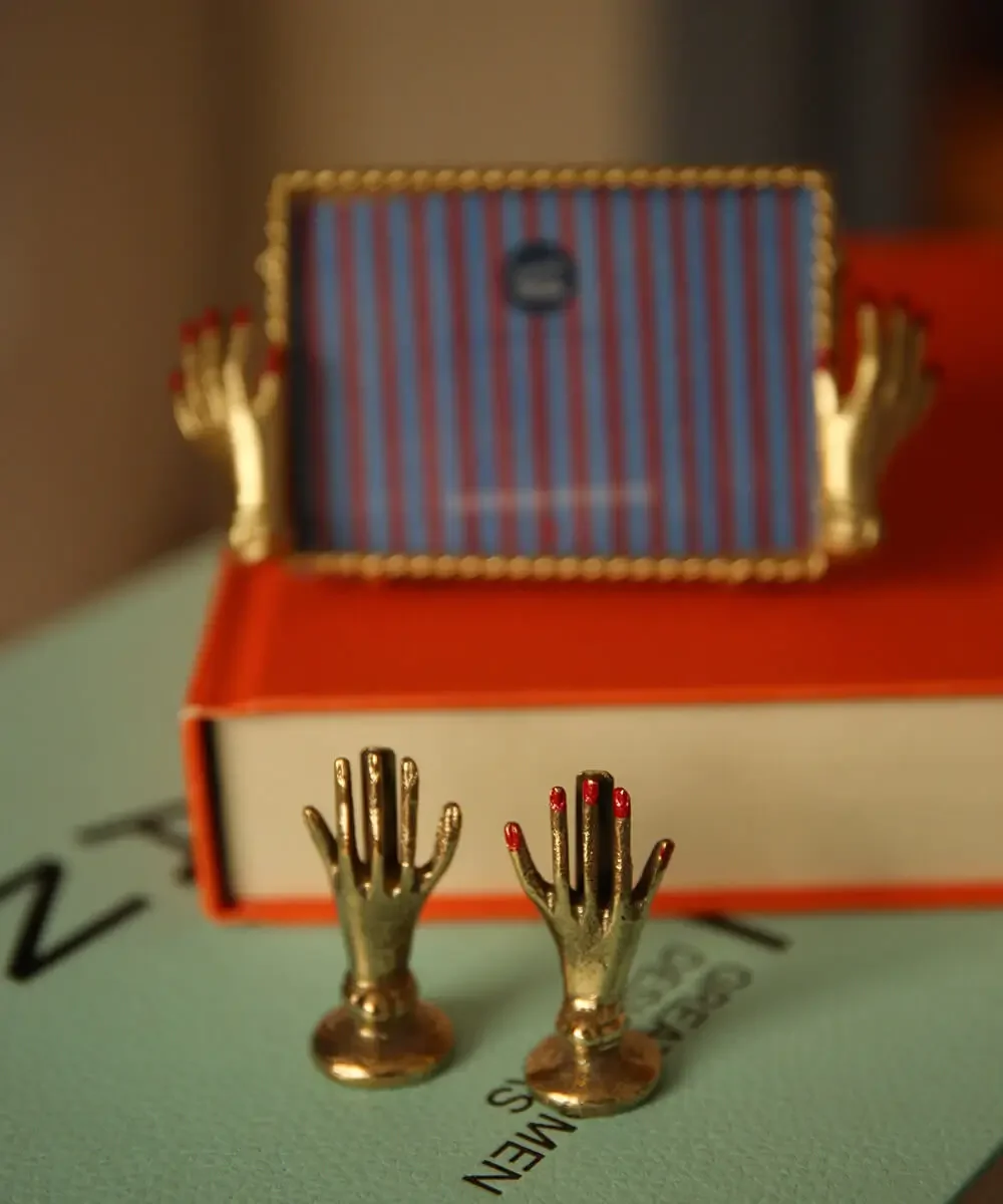 Bella-hand-card-holder-doing-goods-1.10.40.012.926.4-ss25-1-web.webp