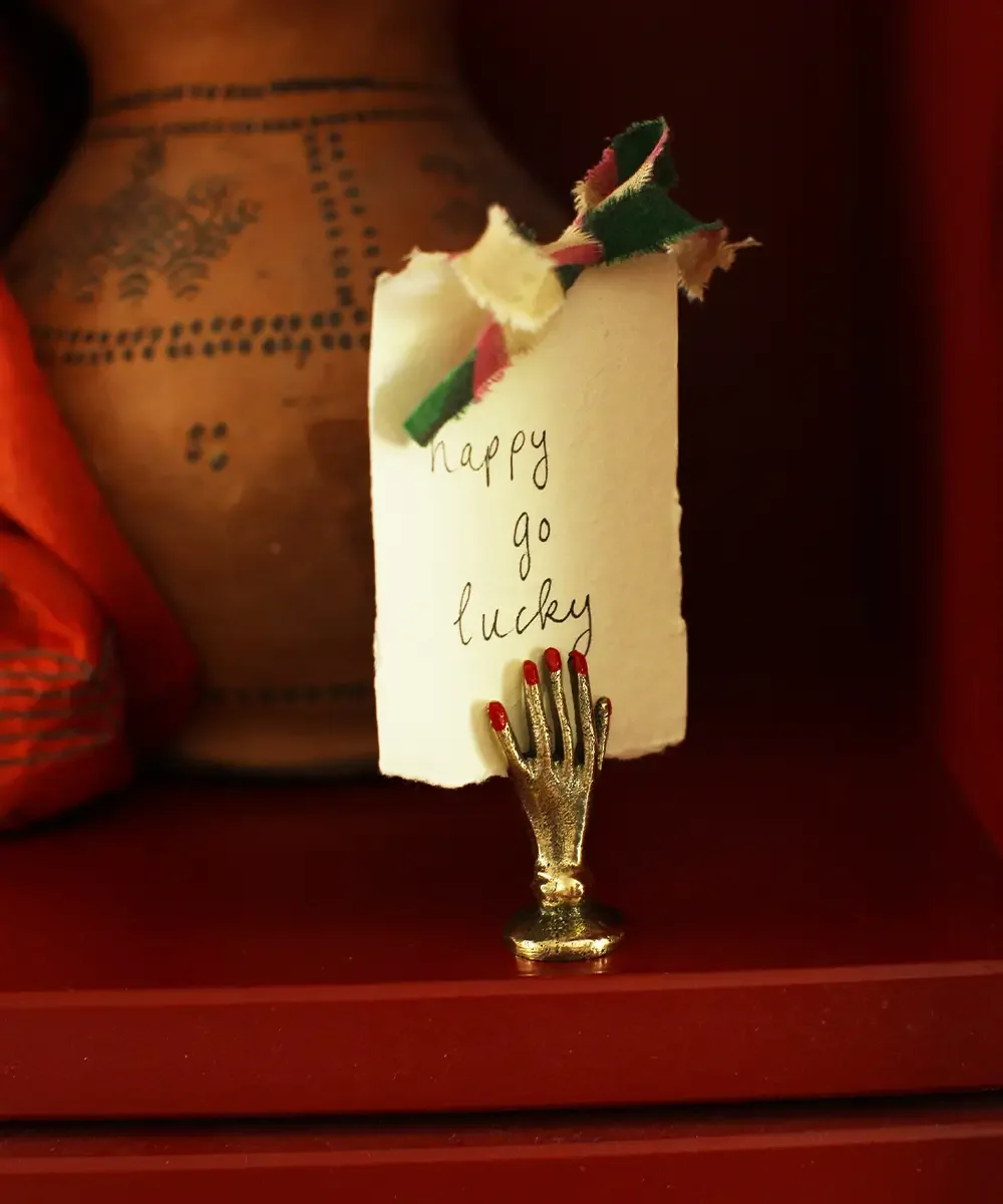 bella-hand-card-holder-doing-goods-1.10.40.012.926.4-aw23-1-web.webp