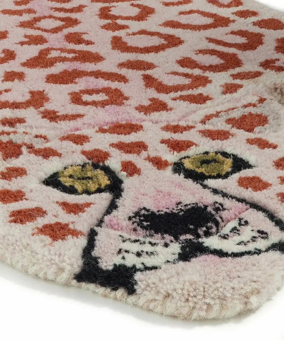 pinky-leopard-rug-small-detail-doing-goods-1.45.10.037.030.3-white-web-1200x1440.webp