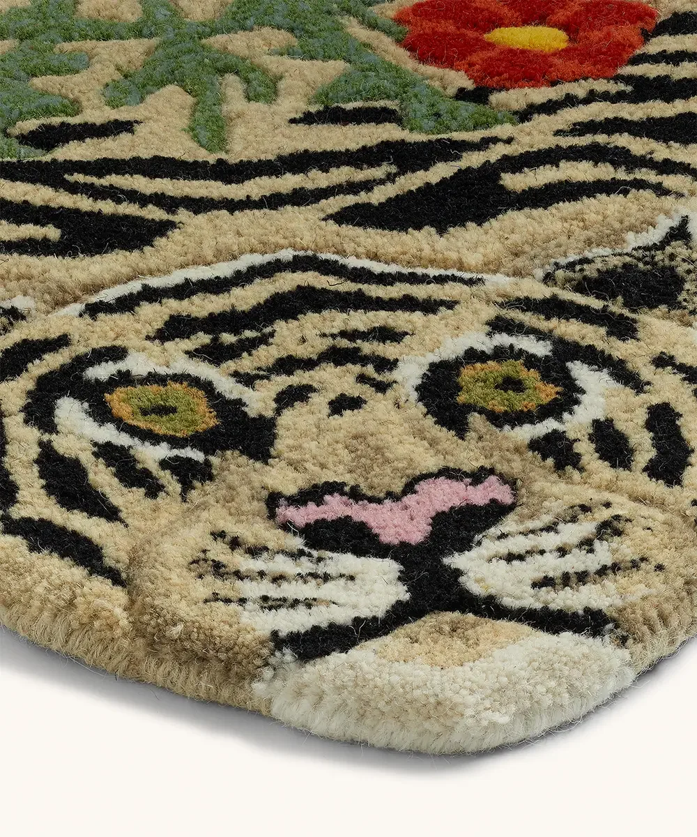 Floral-White-Tiger-Rug-Small-Doing-Goods-1.45.10.096.020.3-Off-White-Detail-web-2-1.webp