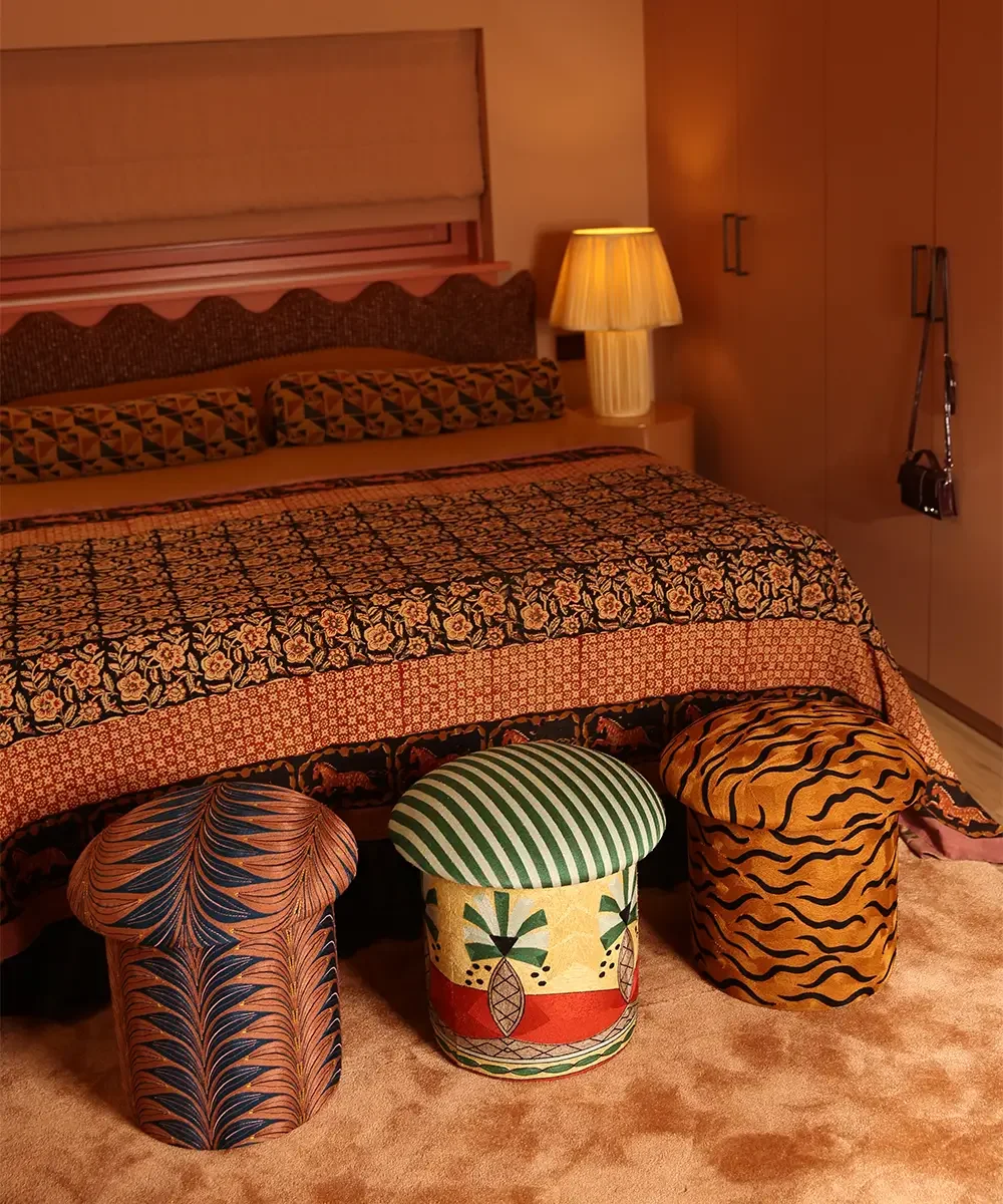 Paloma-Palm-Embroidered-Stool-doing-goods-1.40.15.011.060.5-AW26-3-web.webp