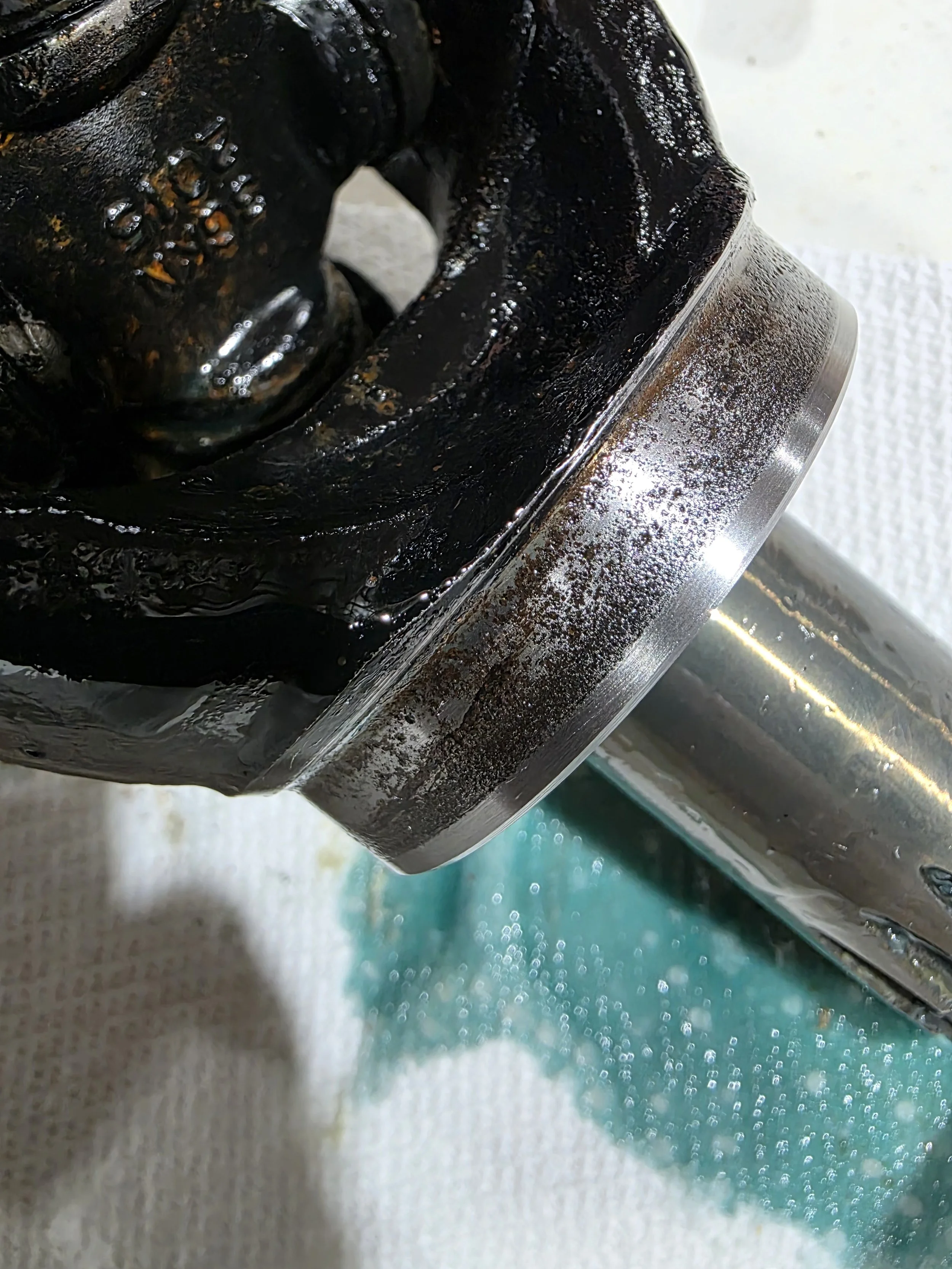 Corrosion on Mercruiser input yoke causing gear lube leak