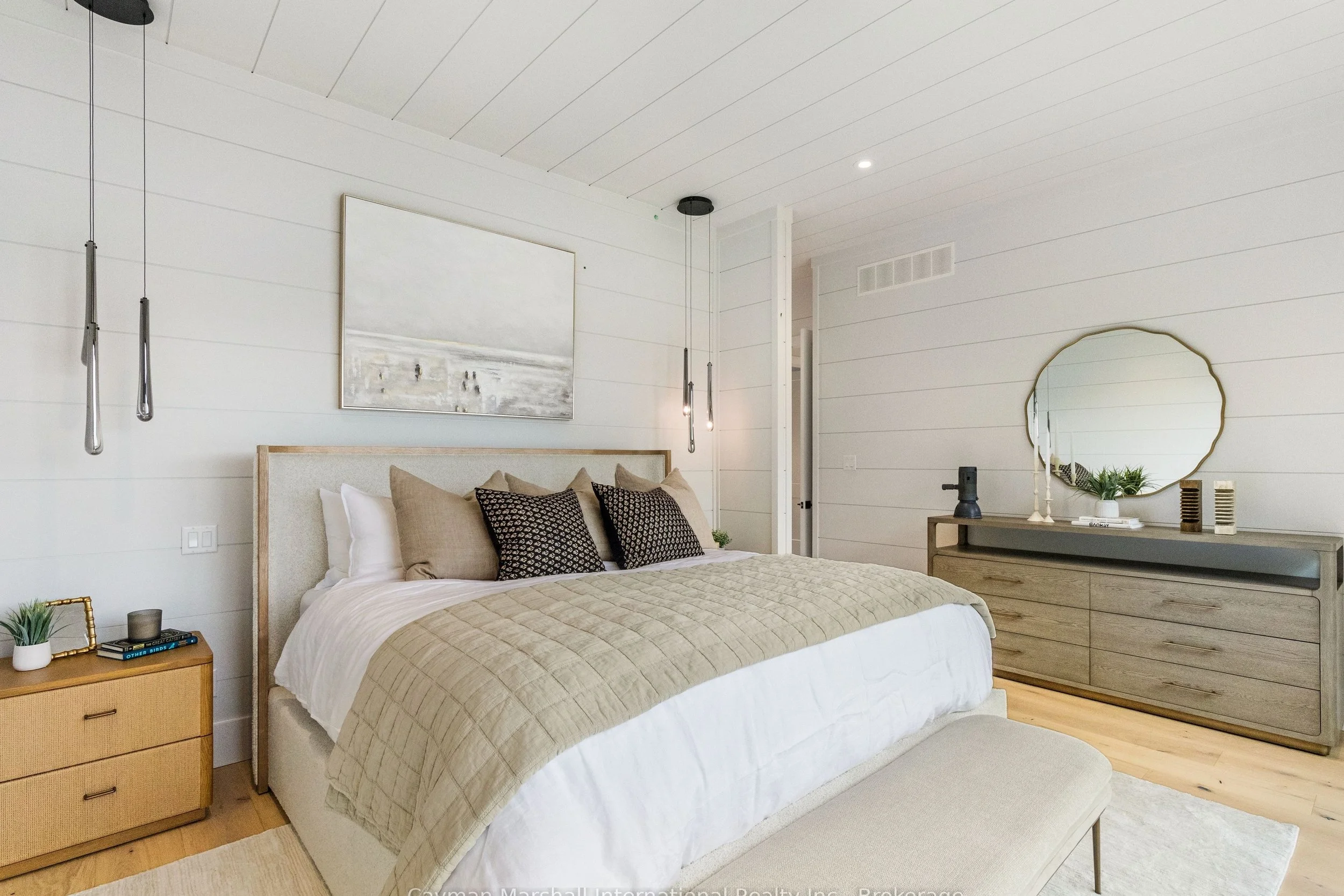 This Primary Bedroom Retreat is zen, airy, modern, and cozy. The perfect relaxation space at the lake. 🎧

#redefineyourlivingspace #surroundingsbymaryarthur