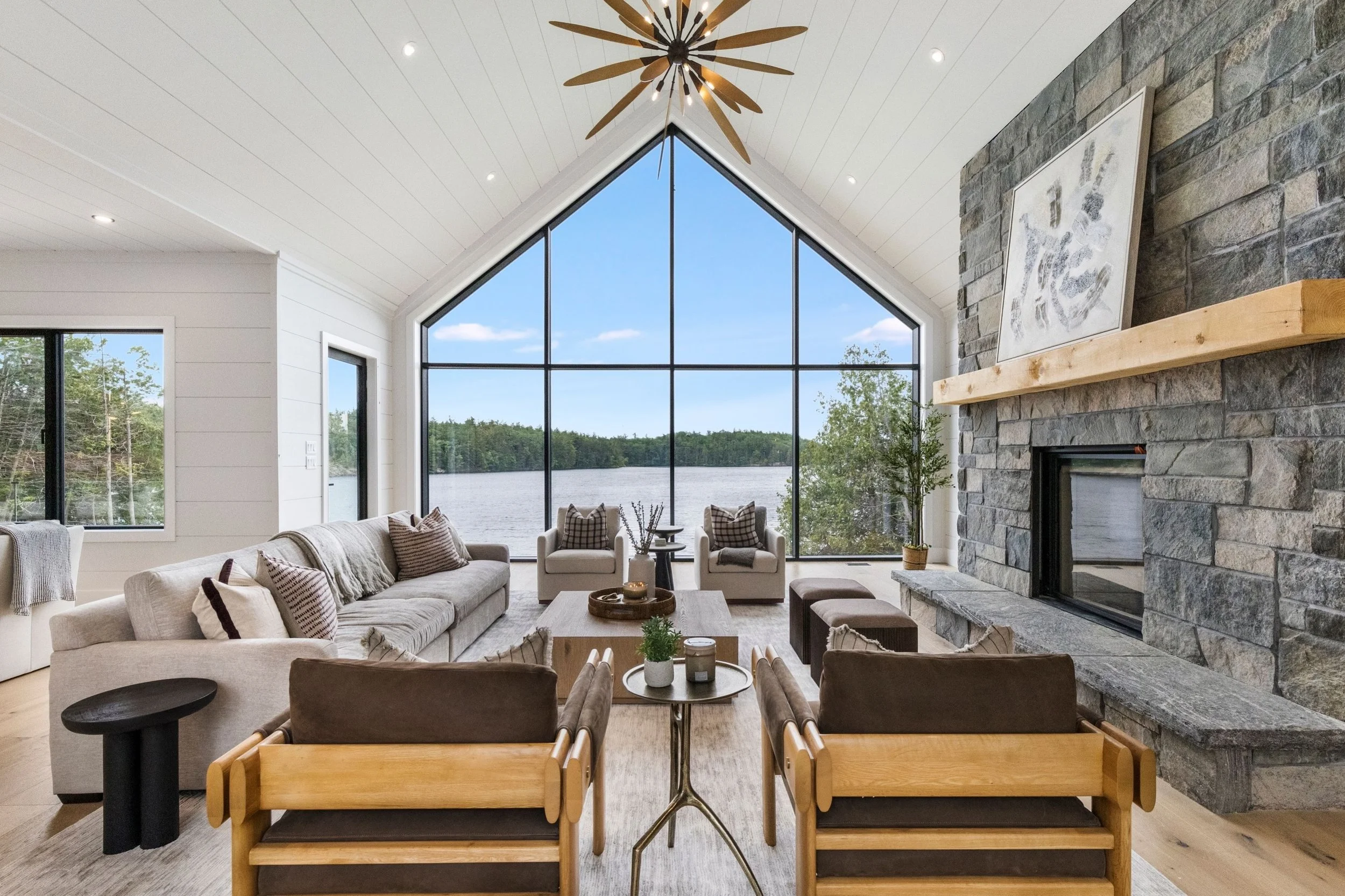 Nothing beats a view of the water 🌊

#redefineyourlivingspace #surroundingsbymaryarthur