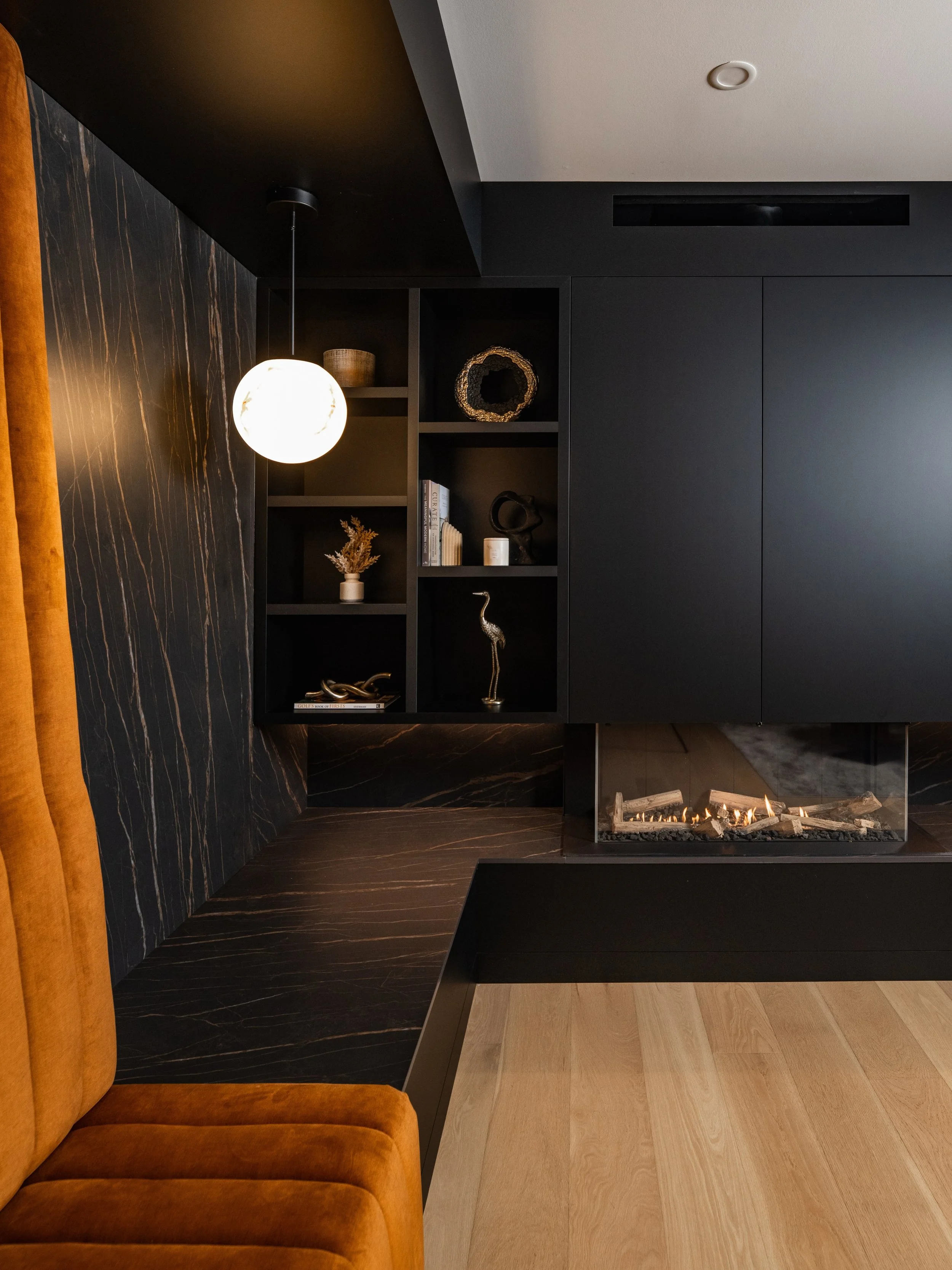 All the drama, all the atmosphere. 🖤🔥

Design by @surroundingsbymaryarthur in collaboration with @martinjeskocustomcabinetry 

📸 @thisisarc 

#redefineyourlivingspace #surroundingsbymaryarthur