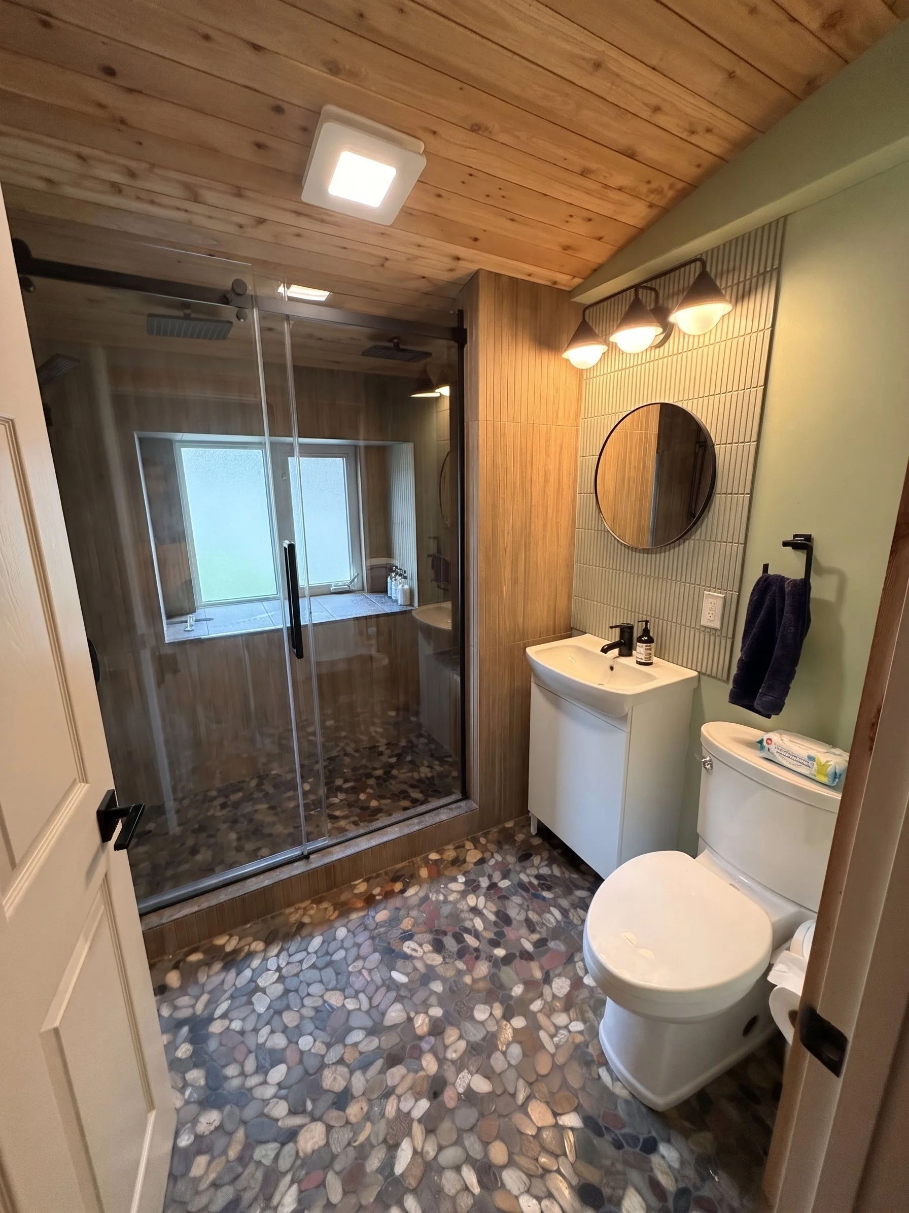 07G_Atlin_Lodge_Interior.jpg.jpeg