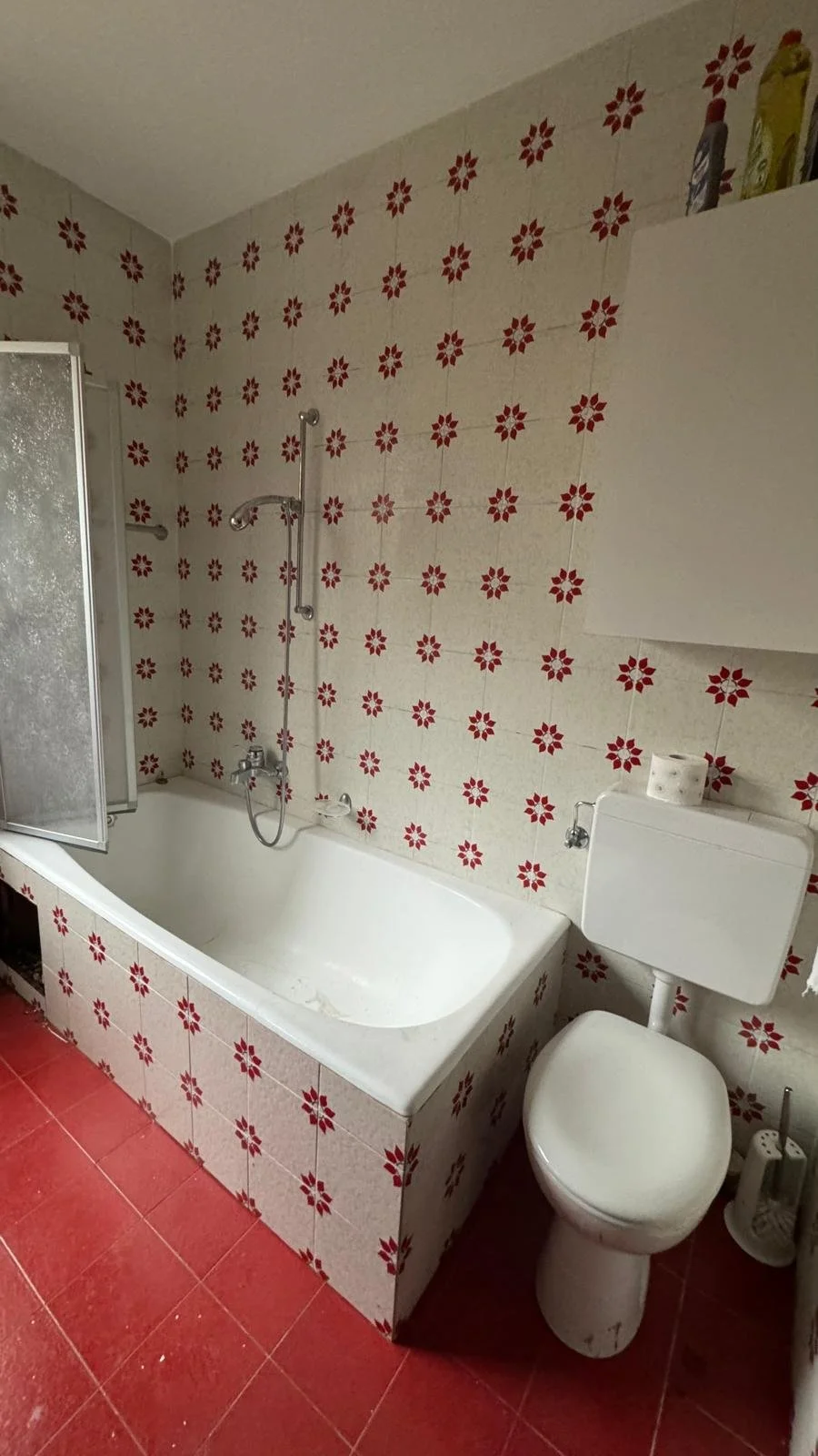 Ein Badezimmer vor der Sanierung